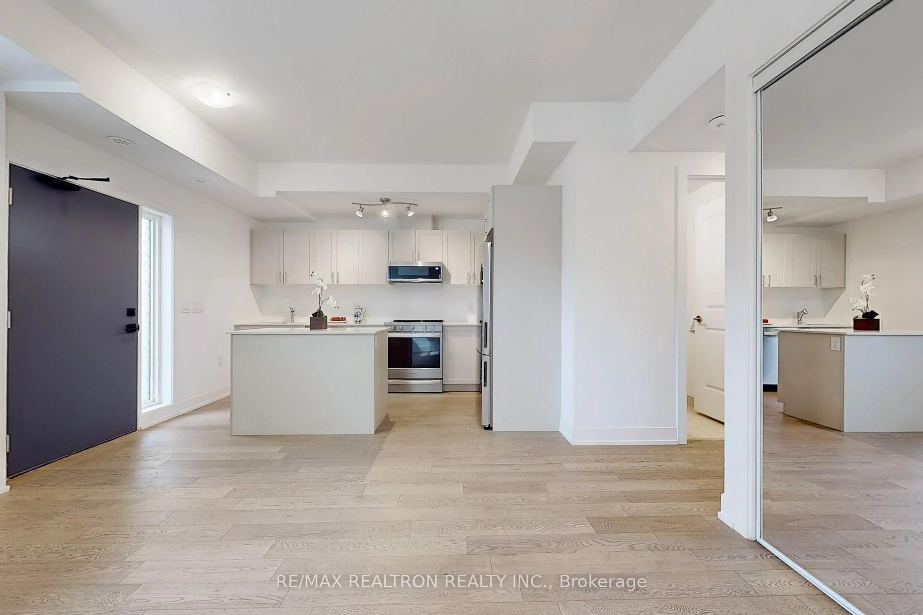 Open concept kitchen, unknown for 1115 Douglas McCurdy Comm St, Mississauga Ontario L5G 0C6