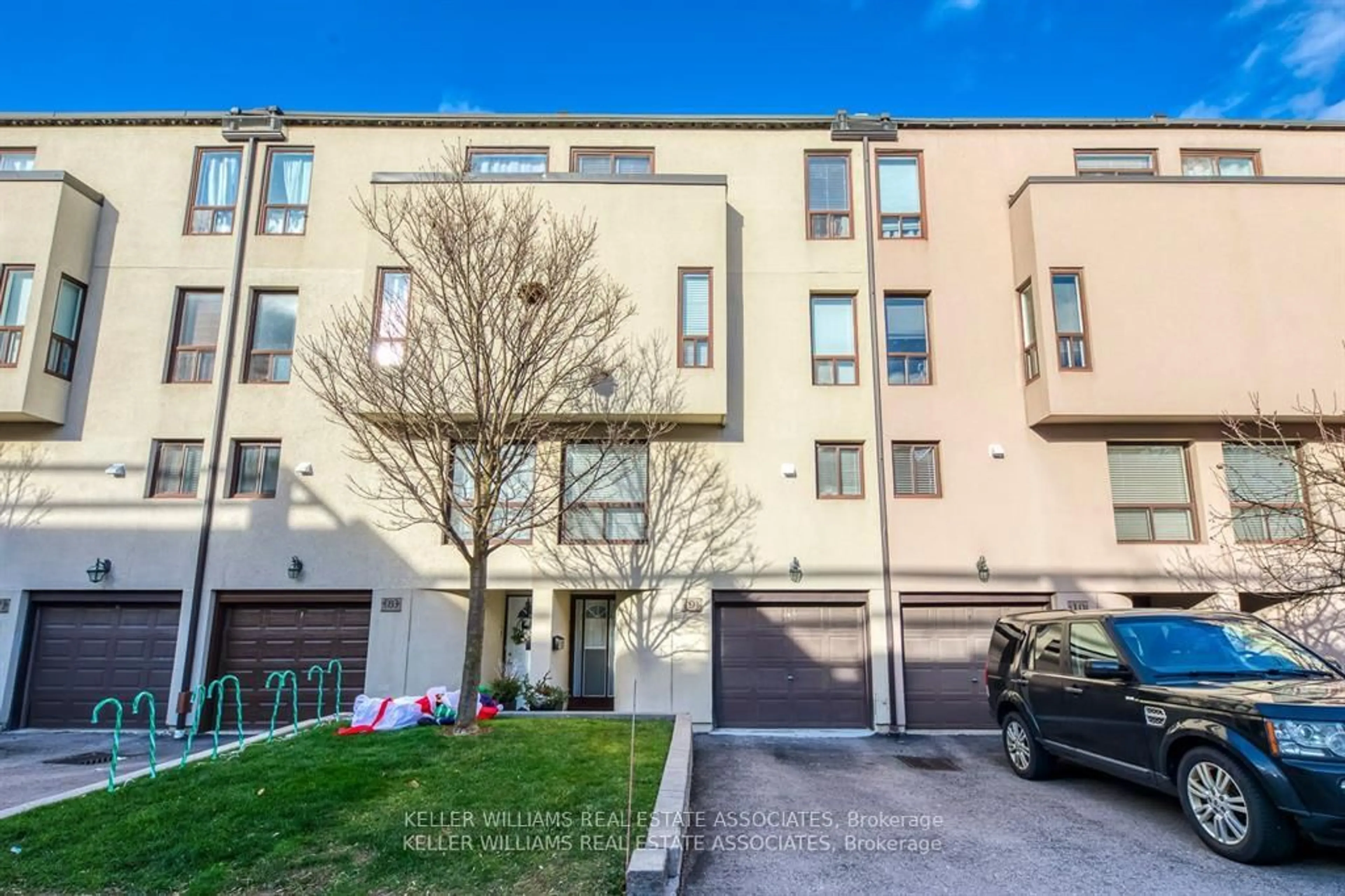 A pic from outside/outdoor area/front of a property/back of a property/a pic from drone, street for 24 Reid Dr #9, Mississauga Ontario L5M 2A6