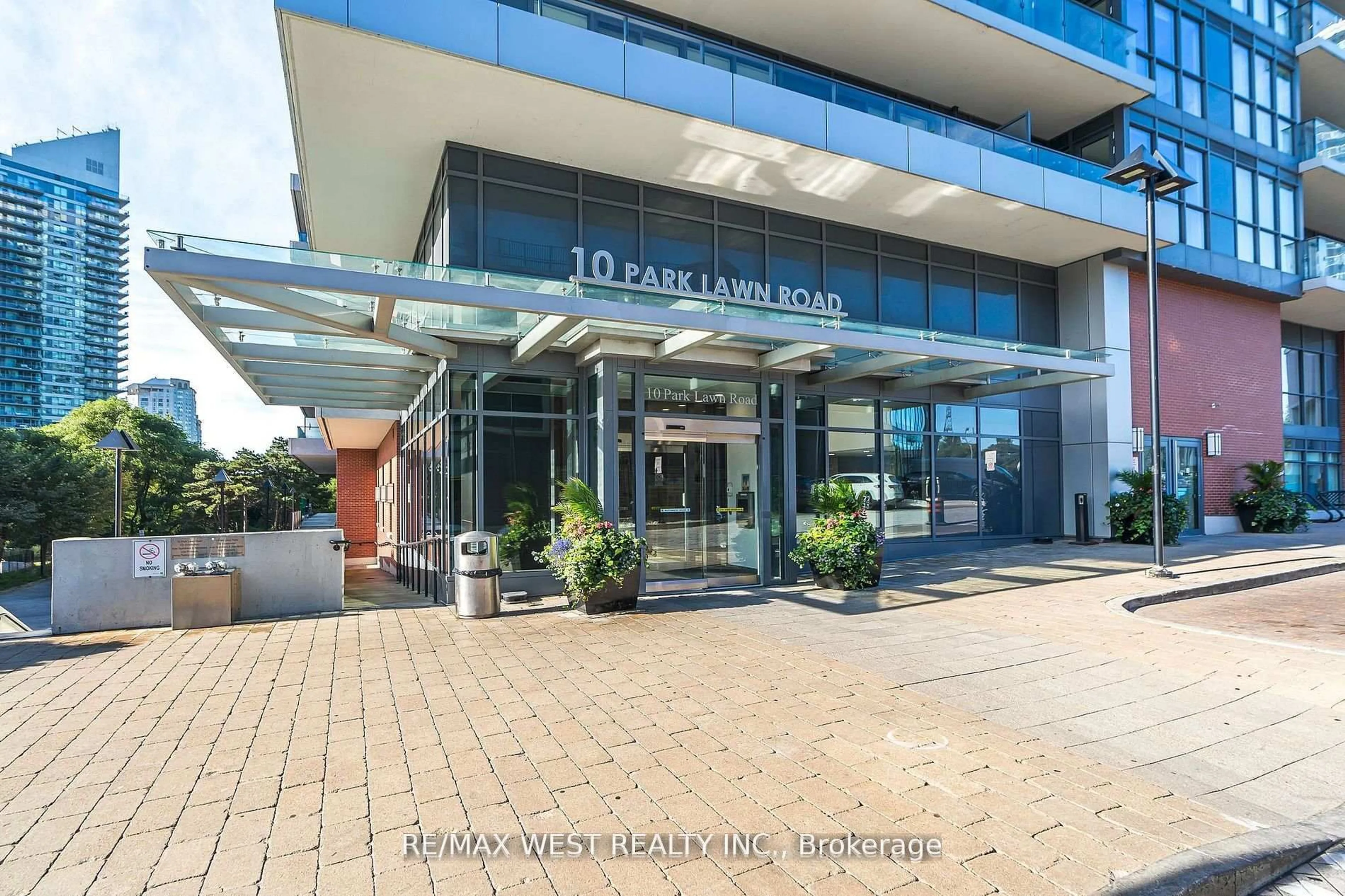 Indoor foyer for 10 Park Lawn Rd #1705, Toronto Ontario M8Y 3H8