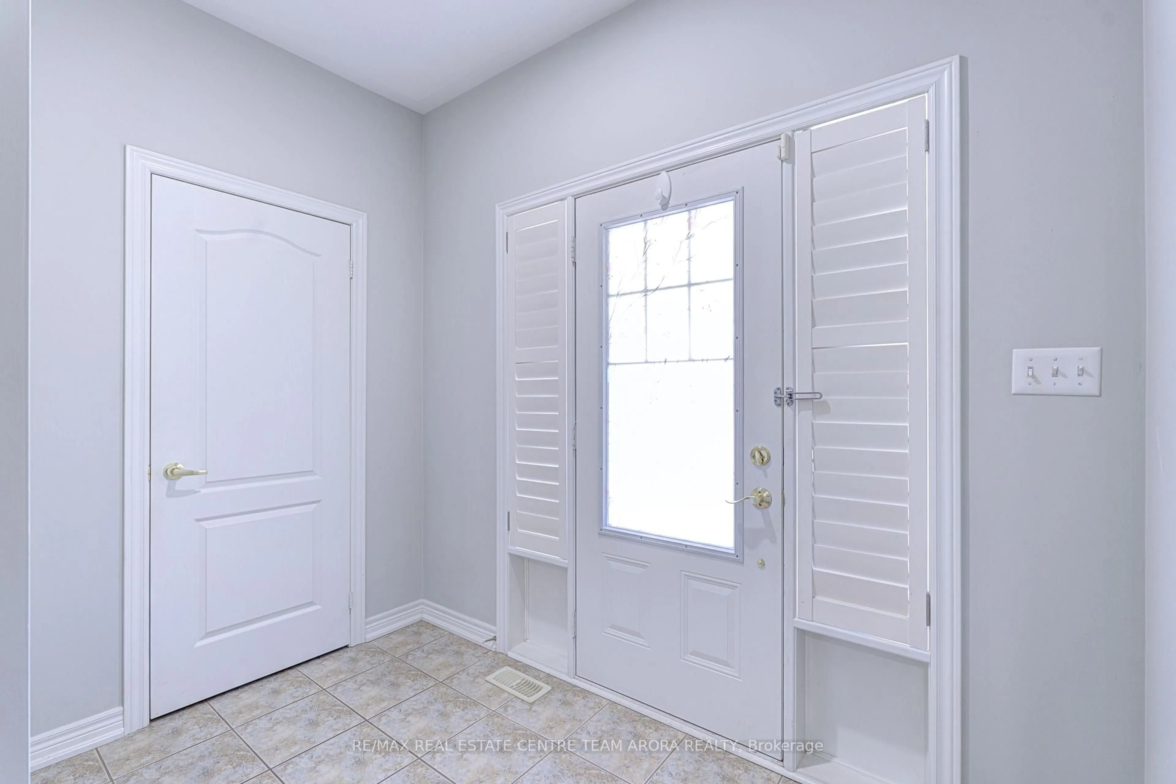 Indoor entryway for 40 Stephanie Ave, Brampton Ontario L6Y 0R8