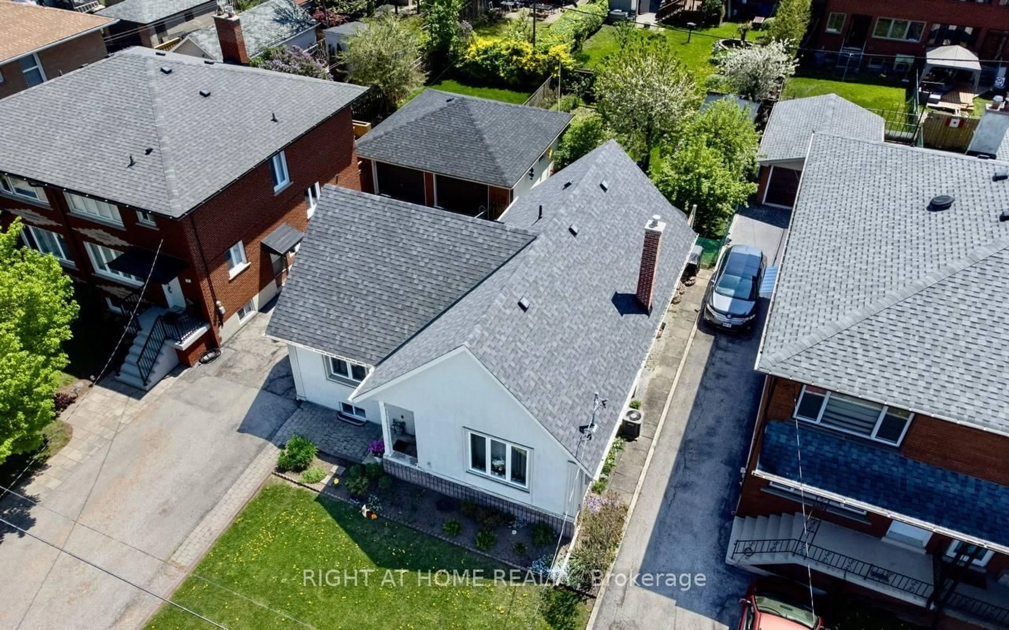 A pic from outside/outdoor area/front of a property/back of a property/a pic from drone, street for 25 Burlingame Rd, Toronto Ontario M8W 1Y7