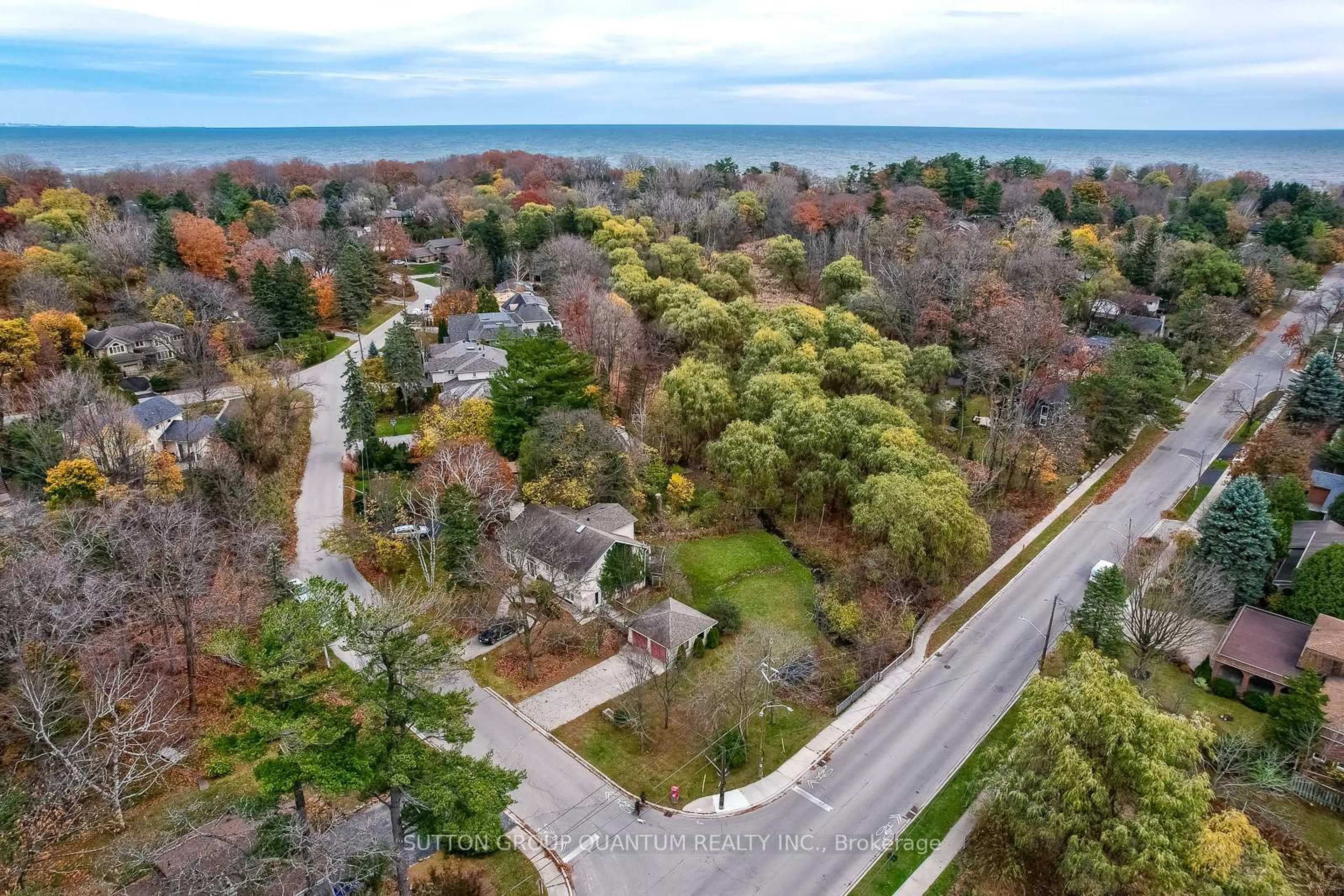A pic from outside/outdoor area/front of a property/back of a property/a pic from drone, water/lake/river/ocean view for 1340 Contour Dr, Mississauga Ontario L5H 1B2