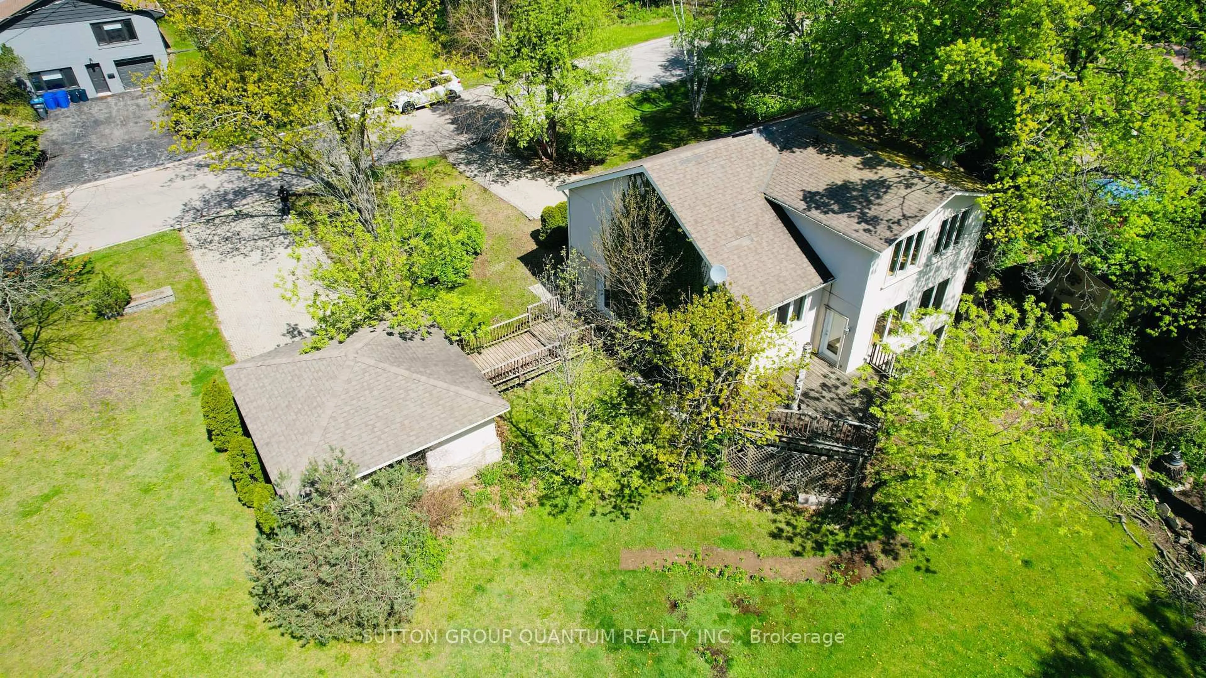 A pic from outside/outdoor area/front of a property/back of a property/a pic from drone, street for 1340 Contour Dr, Mississauga Ontario L5H 1B2