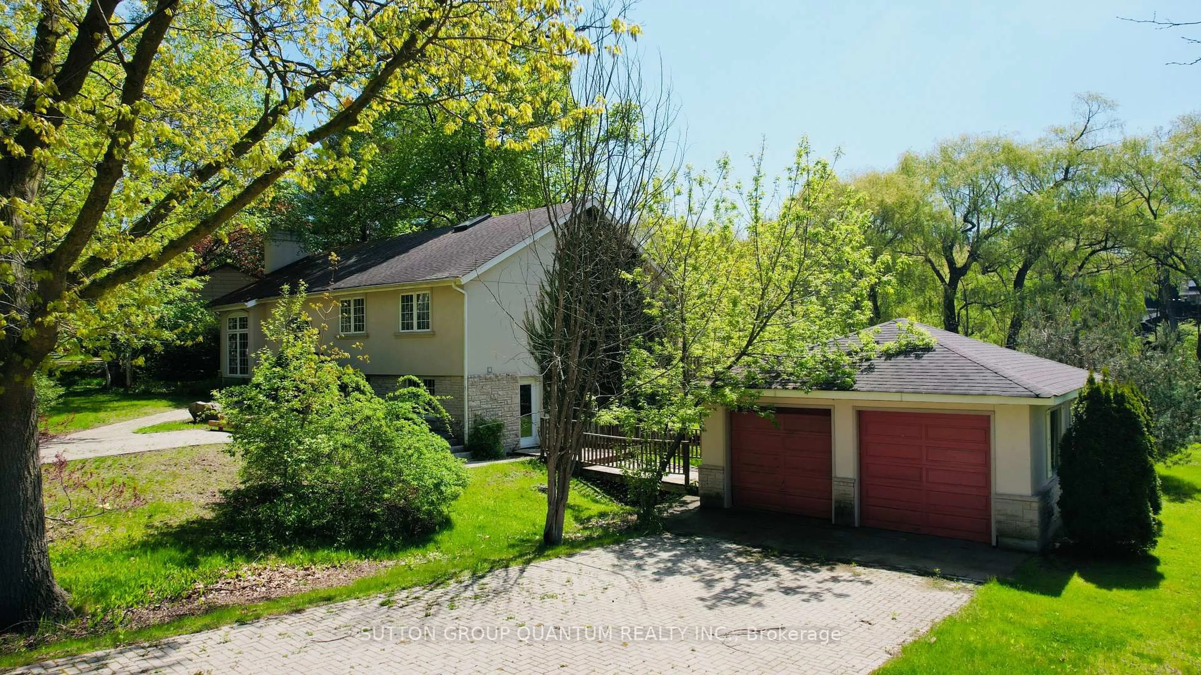 A pic from outside/outdoor area/front of a property/back of a property/a pic from drone, street for 1340 Contour Dr, Mississauga Ontario L5H 1B2