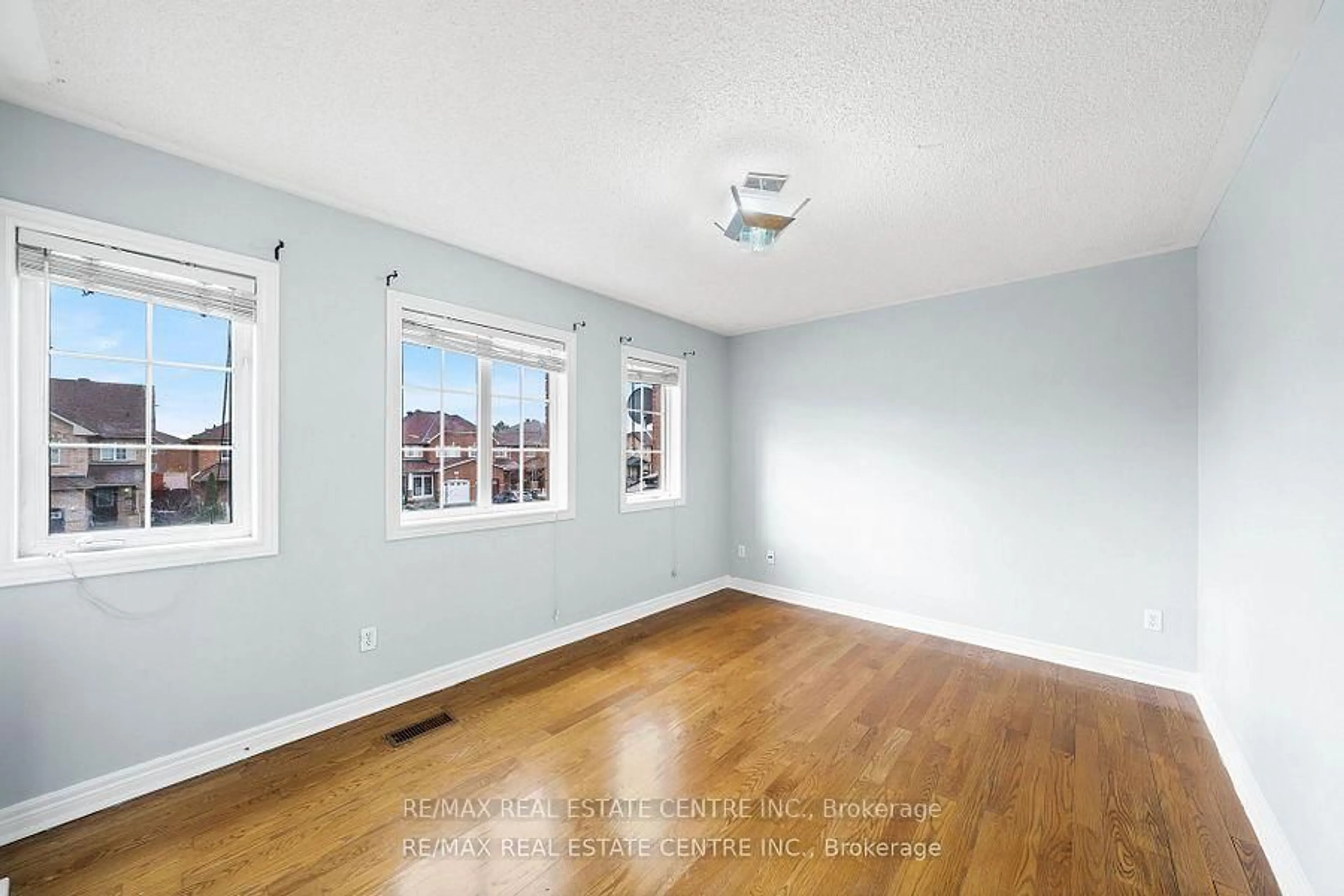 A pic of a room for 49 Hollowgrove Blvd, Brampton Ontario L6P 1A9