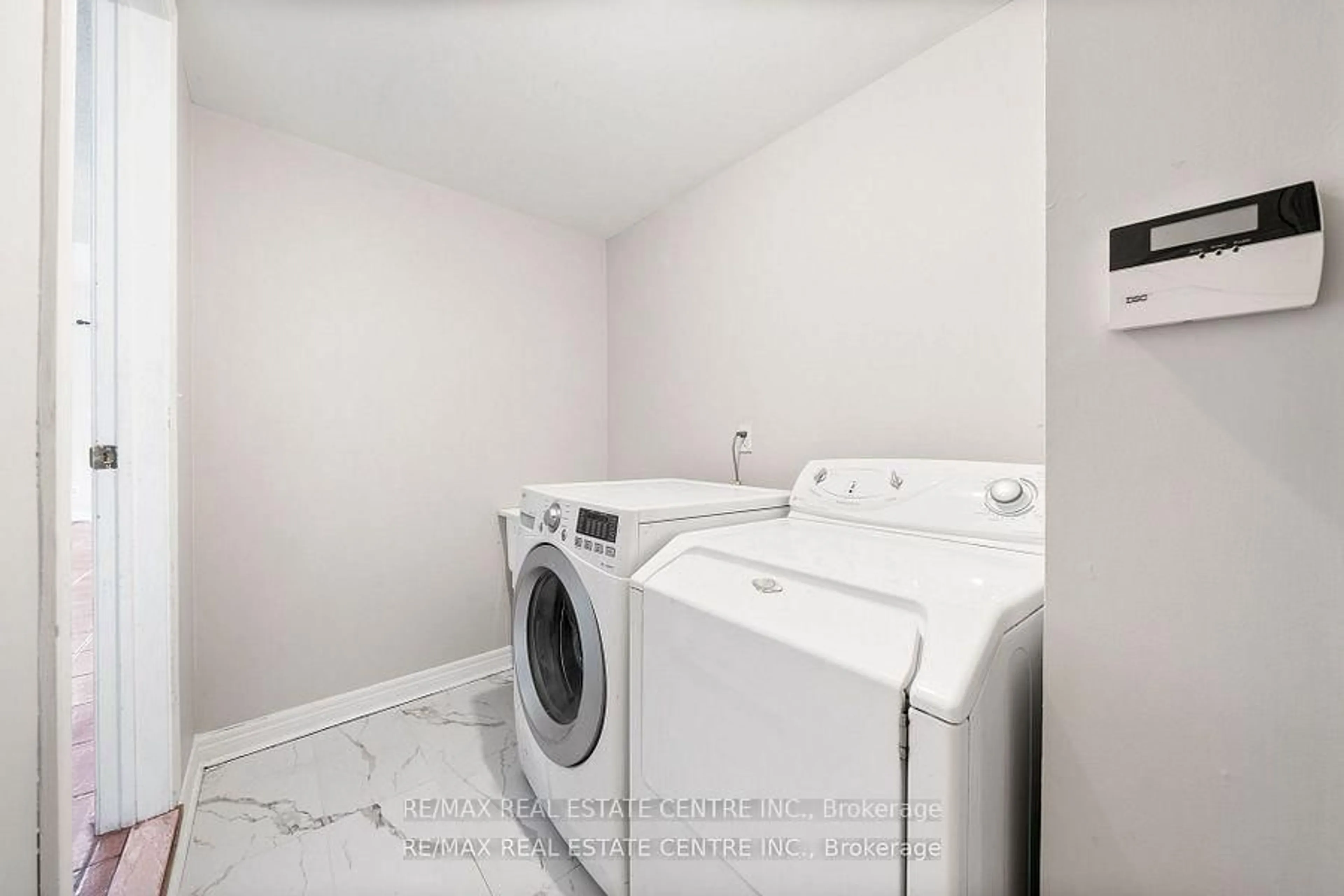 Laundry room for 49 Hollowgrove Blvd, Brampton Ontario L6P 1A9