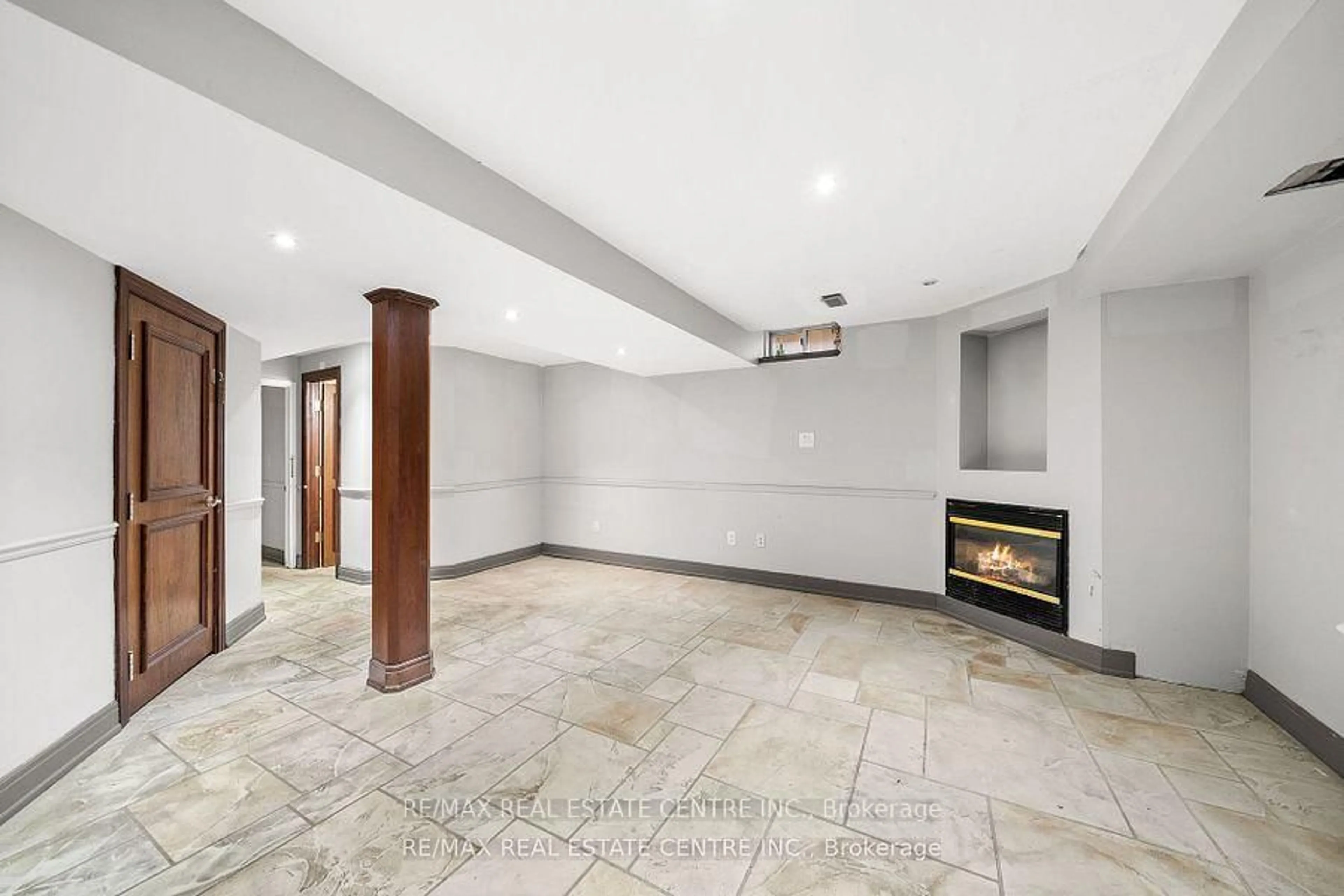 Indoor foyer for 49 Hollowgrove Blvd, Brampton Ontario L6P 1A9