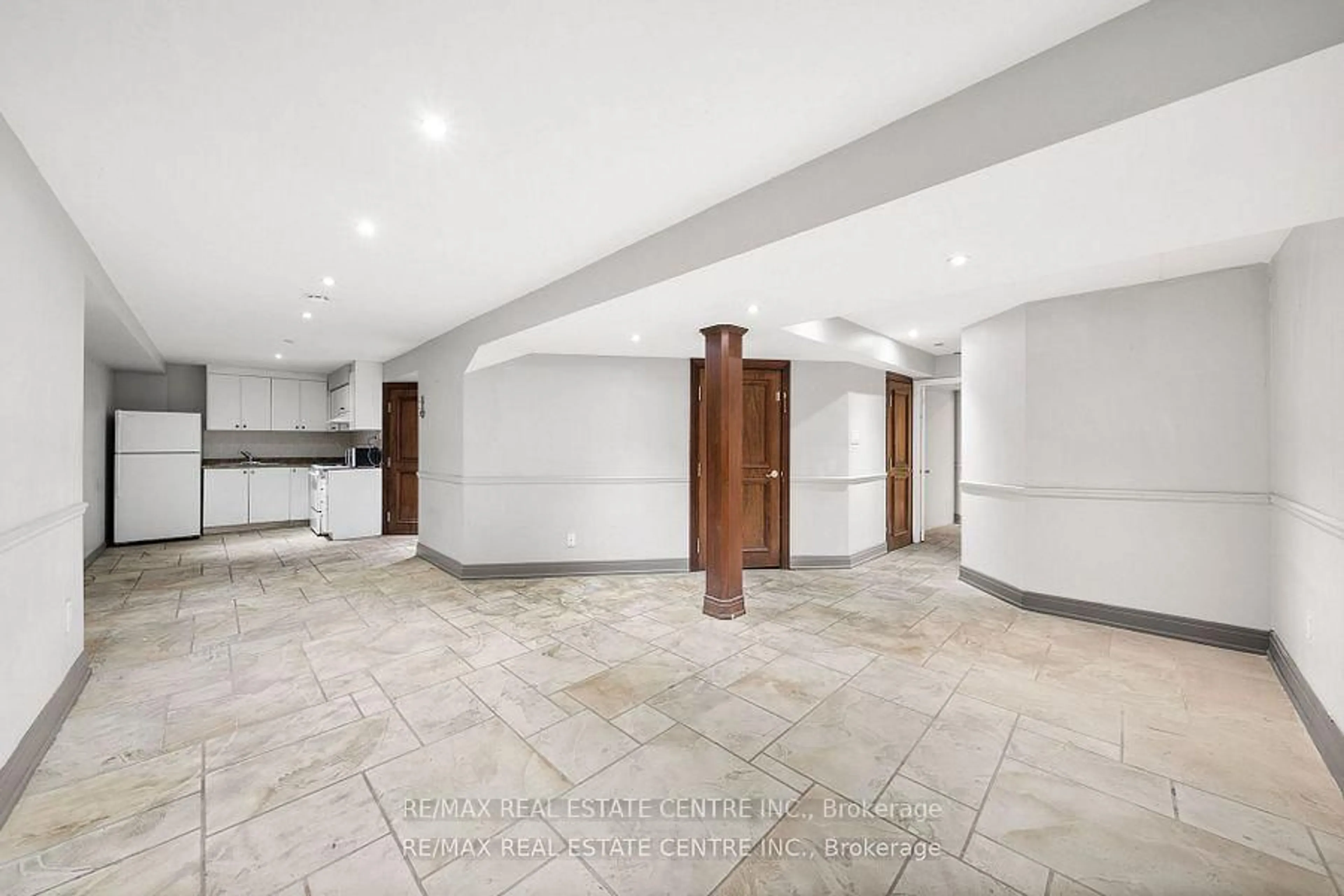 Indoor foyer for 49 Hollowgrove Blvd, Brampton Ontario L6P 1A9