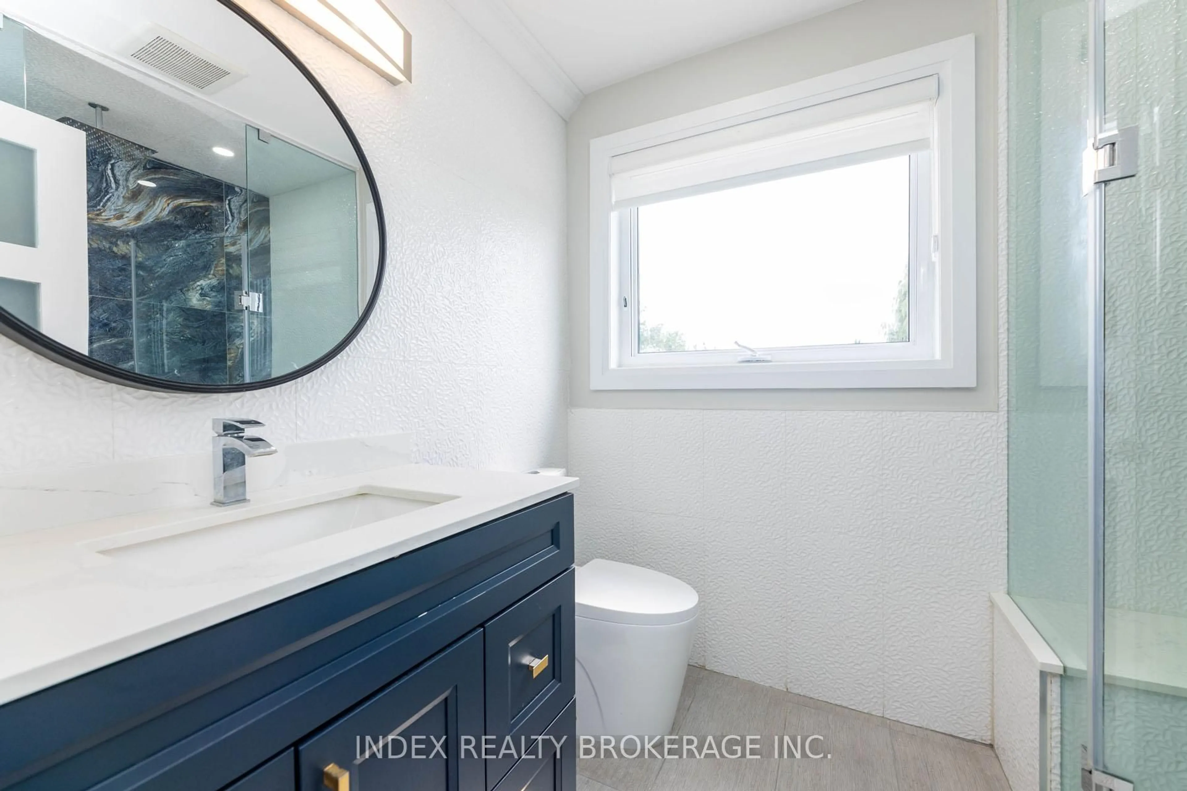 Contemporary bathroom, ceramic/tile floor for 15277 Dixie Rd, Caledon Ontario L7C 2N1