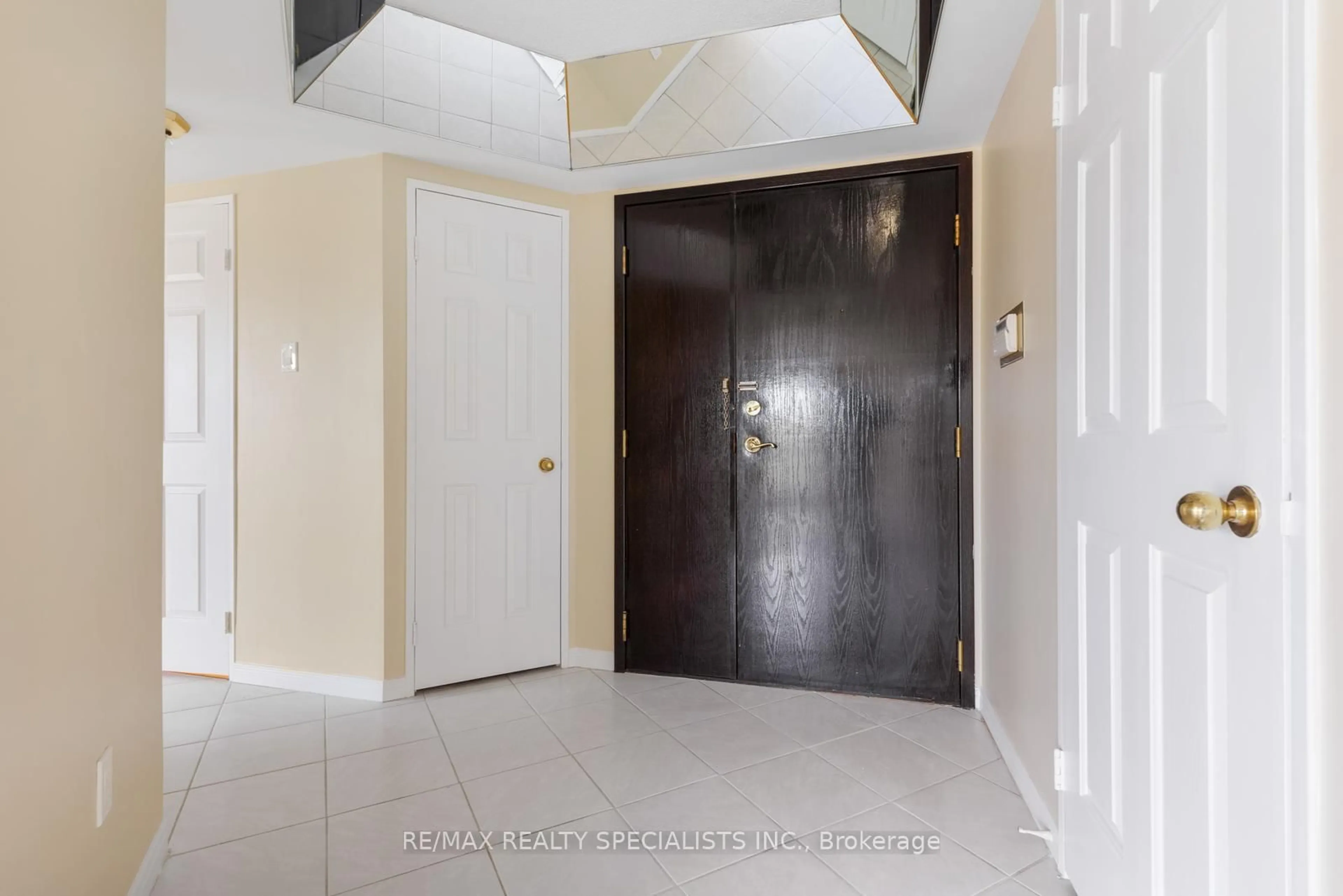 Indoor entryway for 1700 The Collegeway N/A #506, Mississauga Ontario L5L 4M2