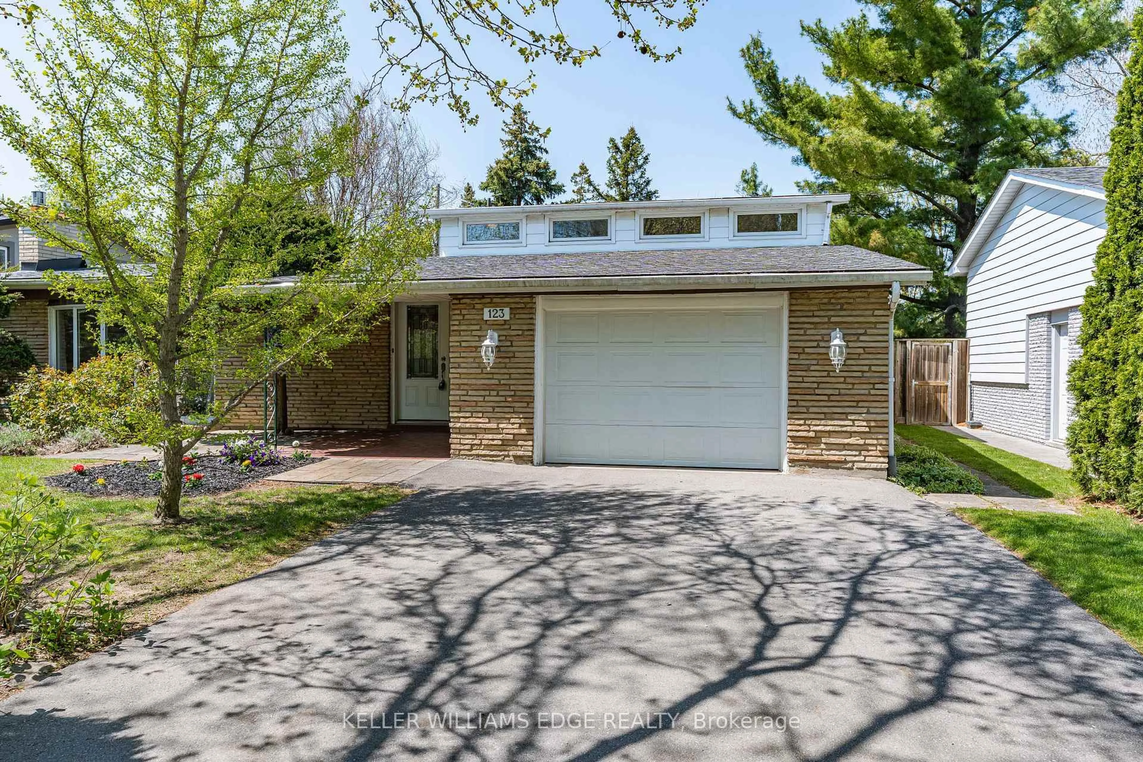 Home with brick exterior material, street for 123 Lynn Crt, Burlington Ontario L7T 1B3