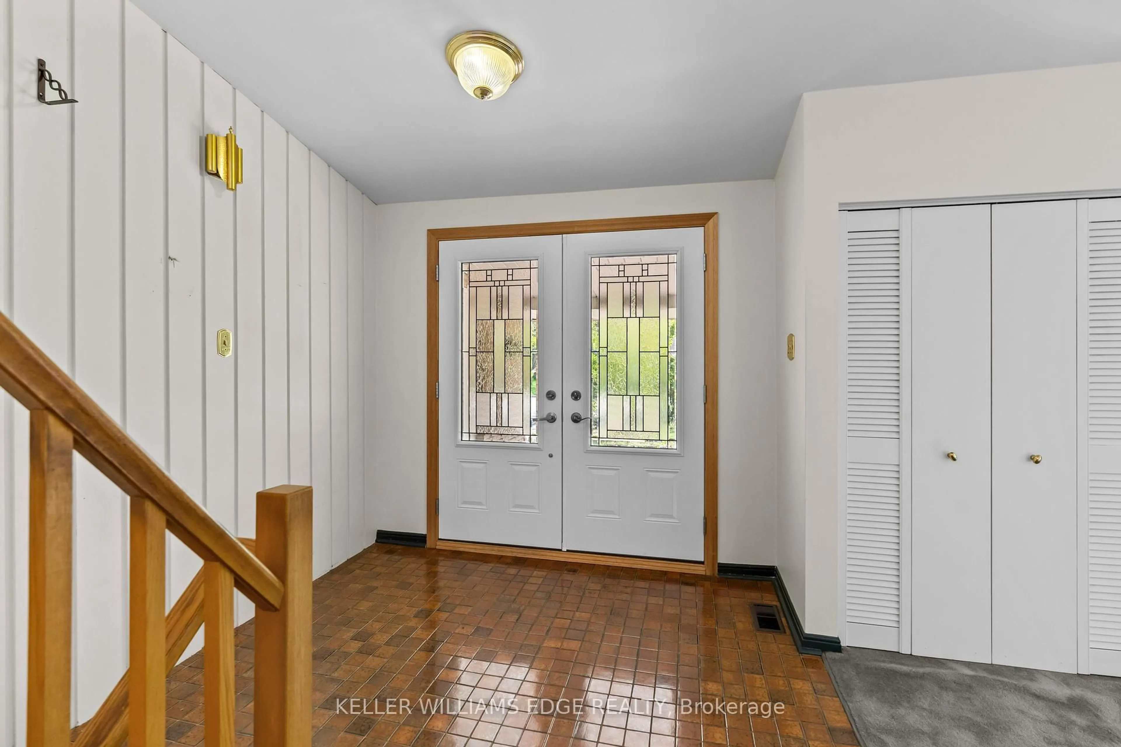 Indoor entryway for 123 Lynn Crt, Burlington Ontario L7T 1B3