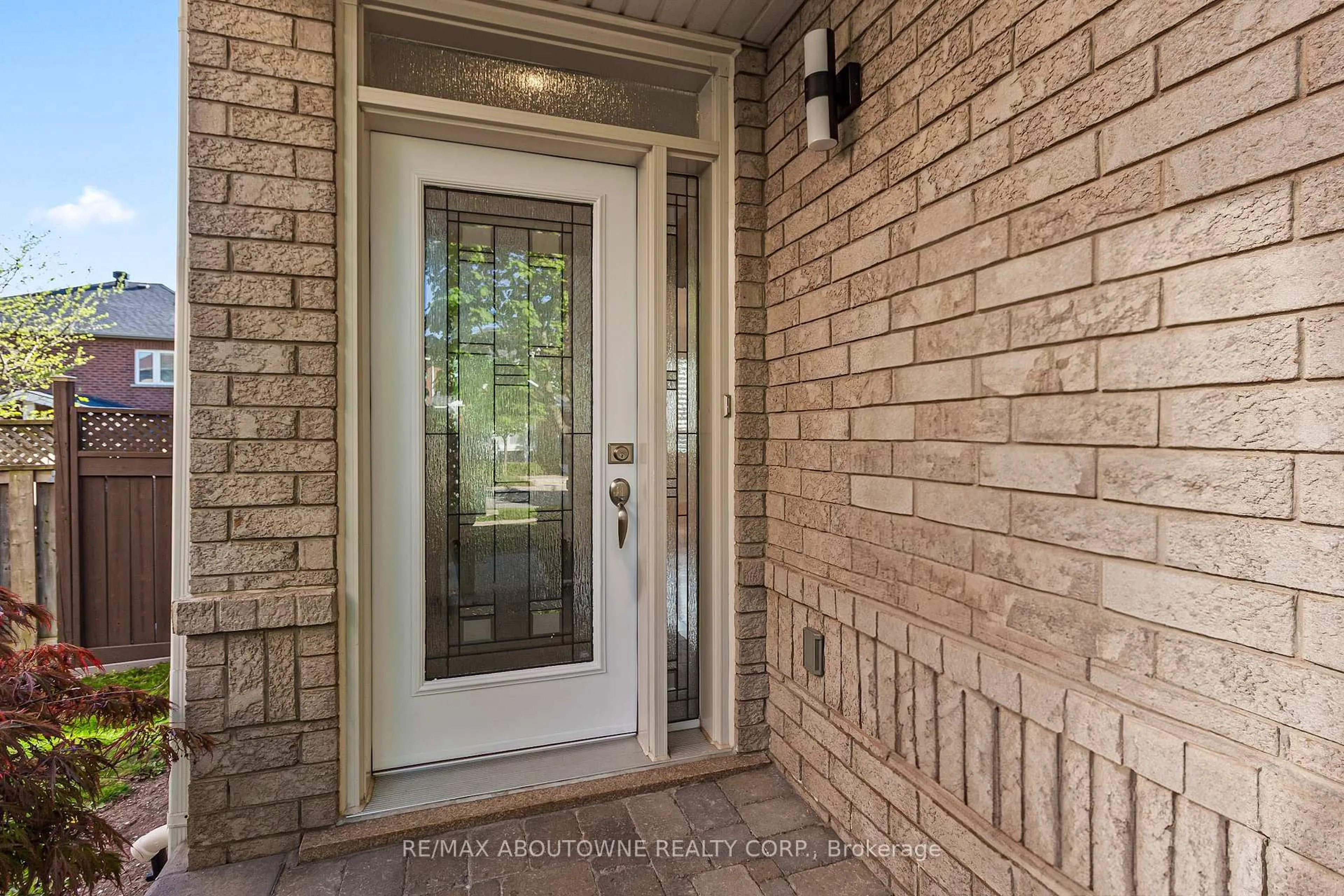 Indoor entryway for 2270 Dunforest Cres, Oakville Ontario L6M 4X3
