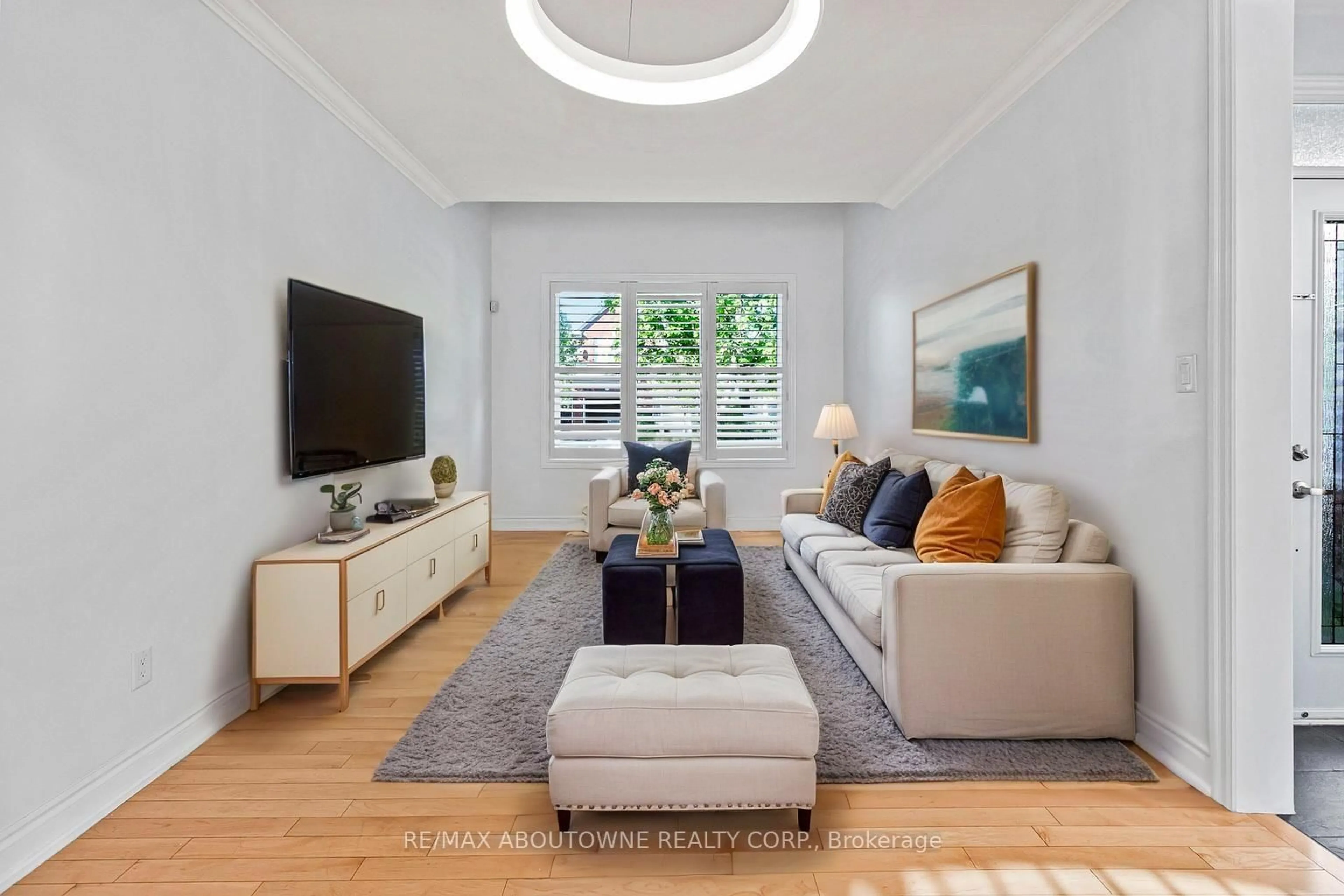 Living room with furniture, unknown for 2270 Dunforest Cres, Oakville Ontario L6M 4X3