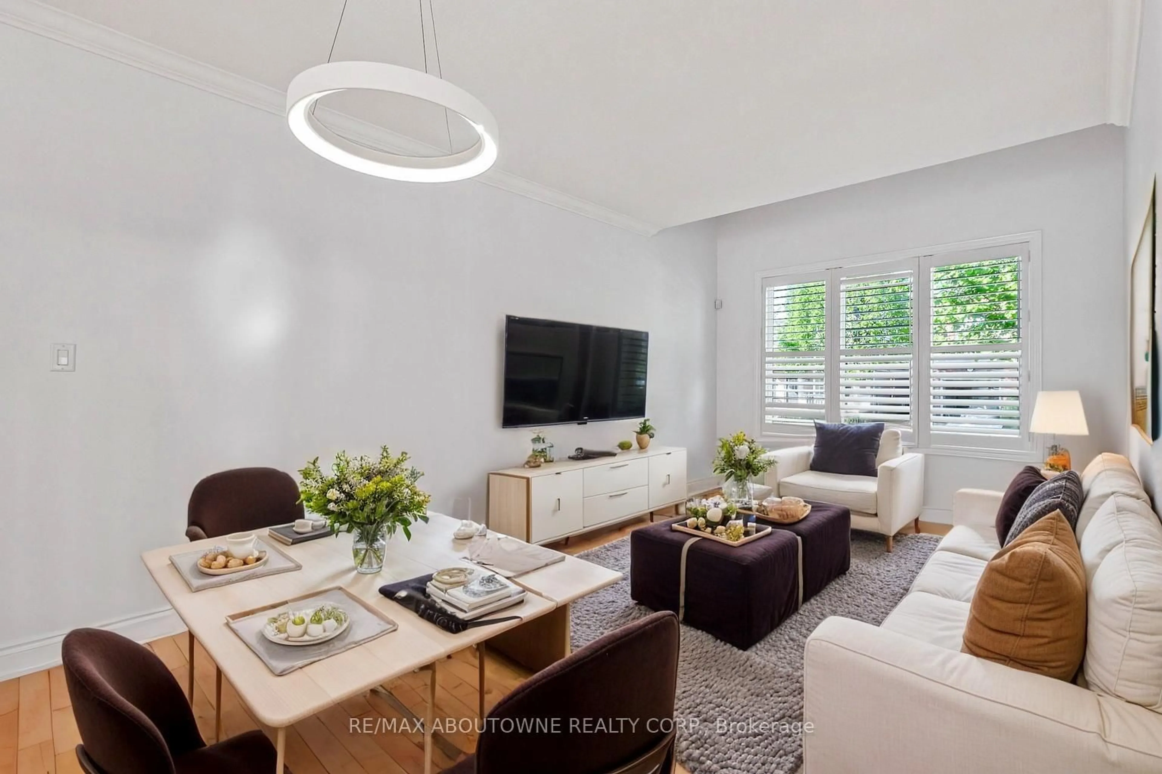 Living room with furniture, unknown for 2270 Dunforest Cres, Oakville Ontario L6M 4X3