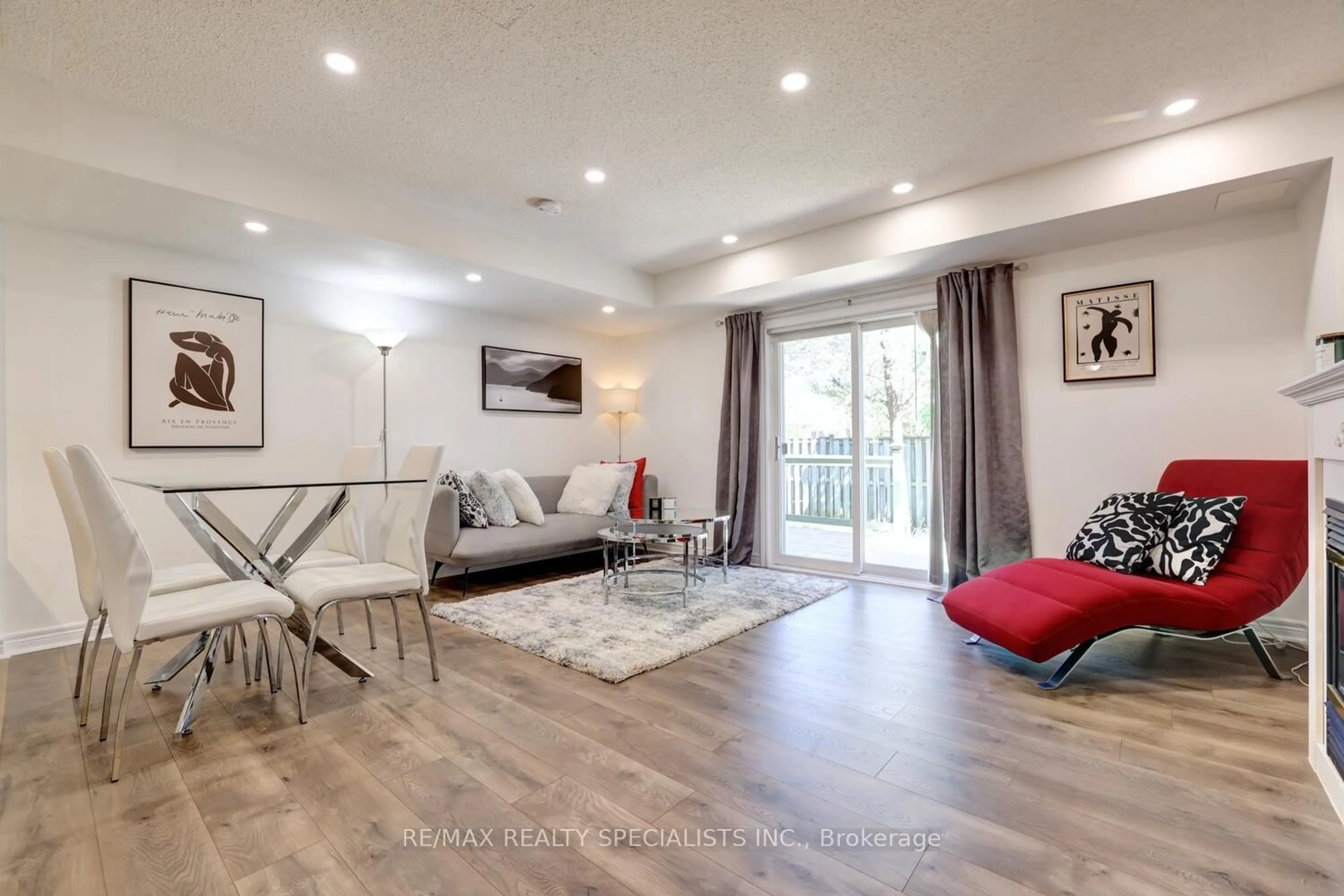 Living room with furniture, wood/laminate floor for 1128 Dundas St #36, Mississauga Ontario L5C 1E1