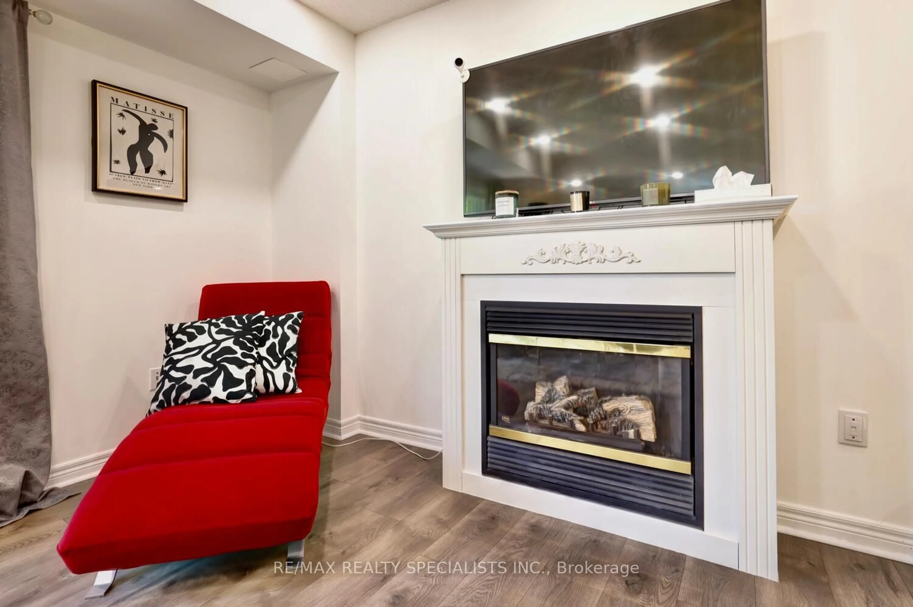 Living room with furniture, unknown for 1128 Dundas St #36, Mississauga Ontario L5C 1E1