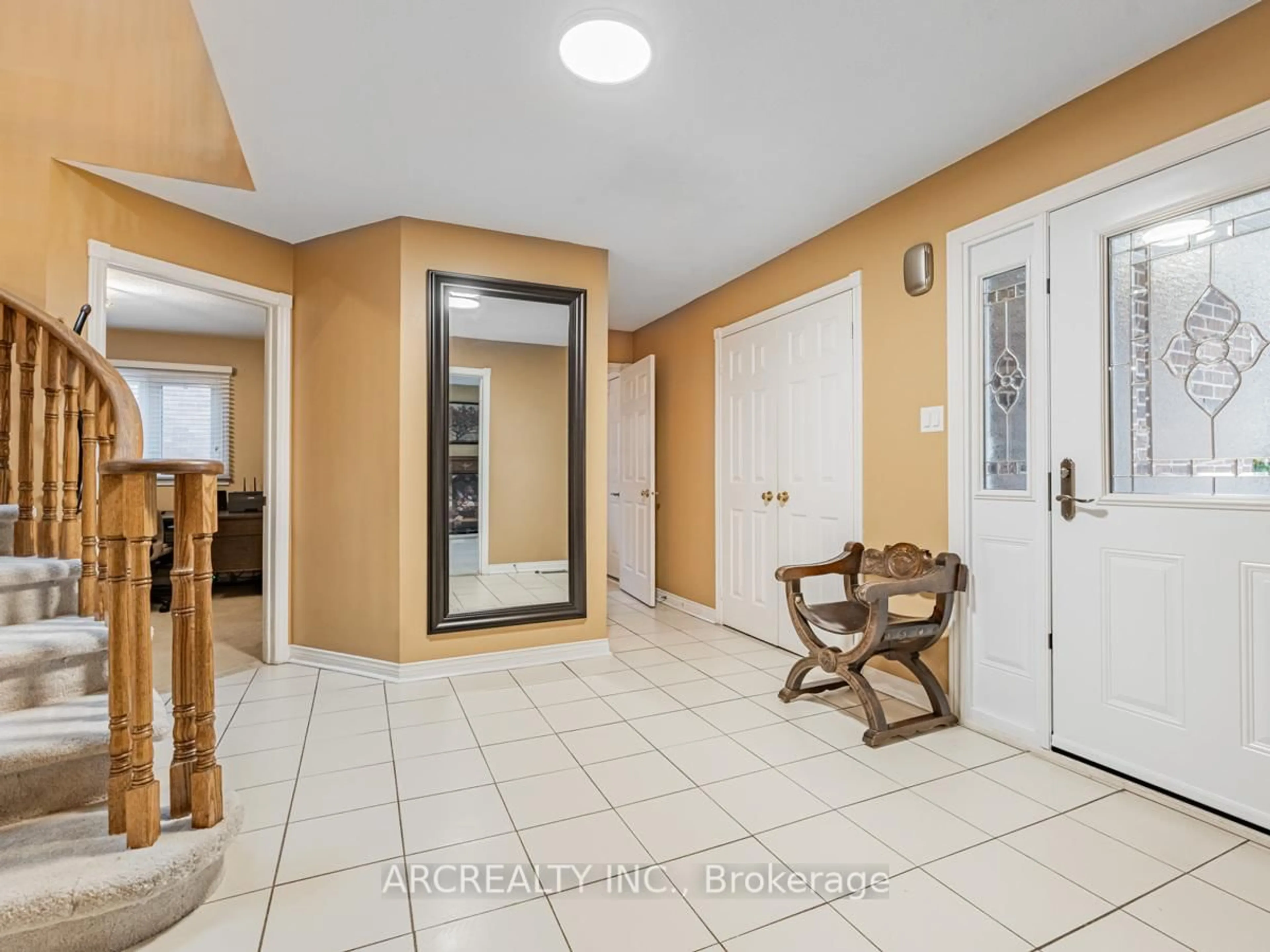 Indoor entryway for 5345 Swiftcurrent Tr, Mississauga Ontario L5R 2H6