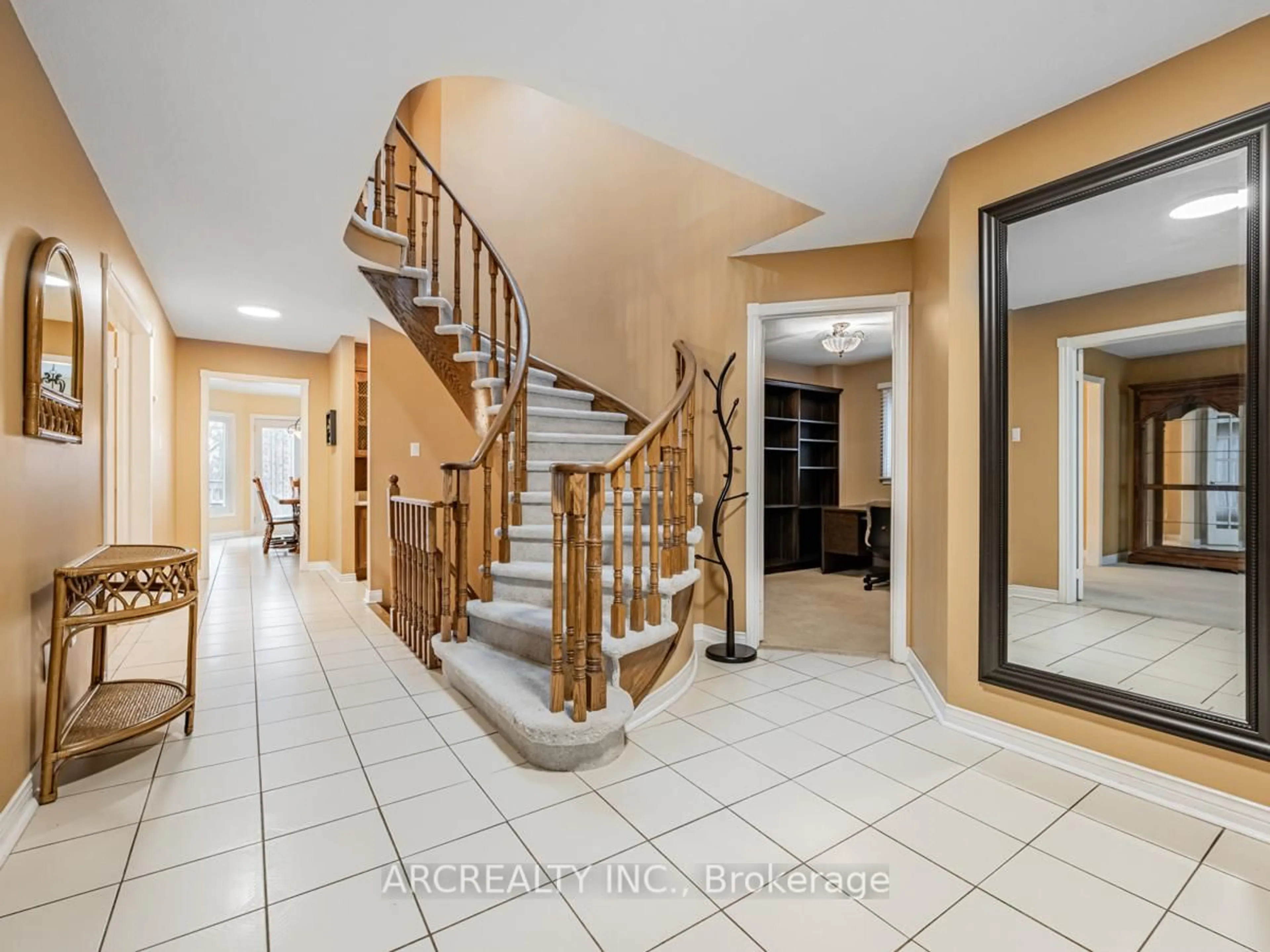 Indoor foyer for 5345 Swiftcurrent Tr, Mississauga Ontario L5R 2H6