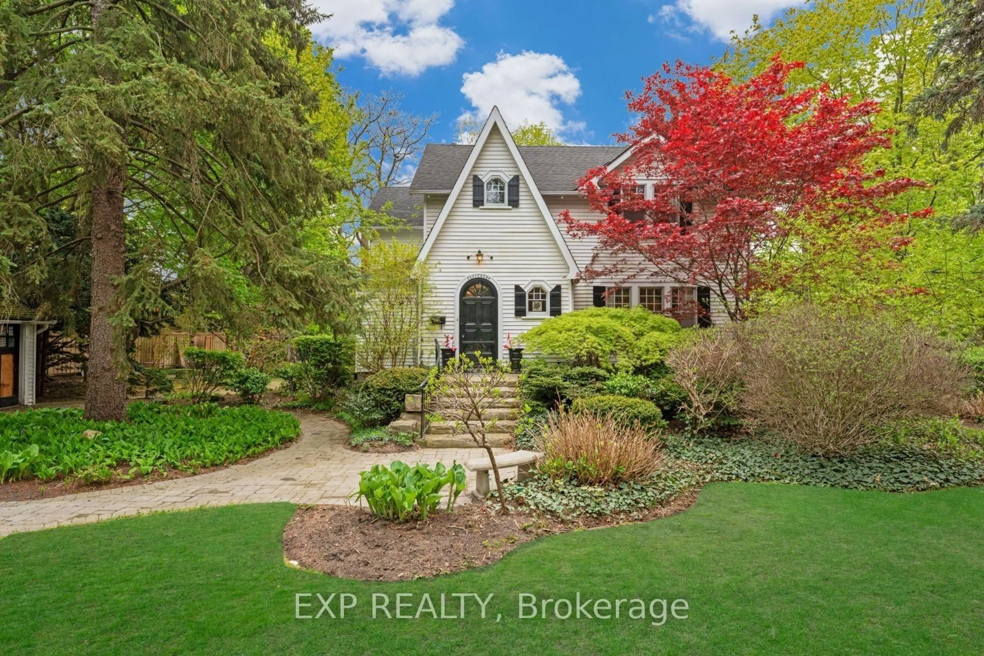 A pic from outside/outdoor area/front of a property/back of a property/a pic from drone, street for 338 Maple Grove Dr, Oakville Ontario L6J 4V5