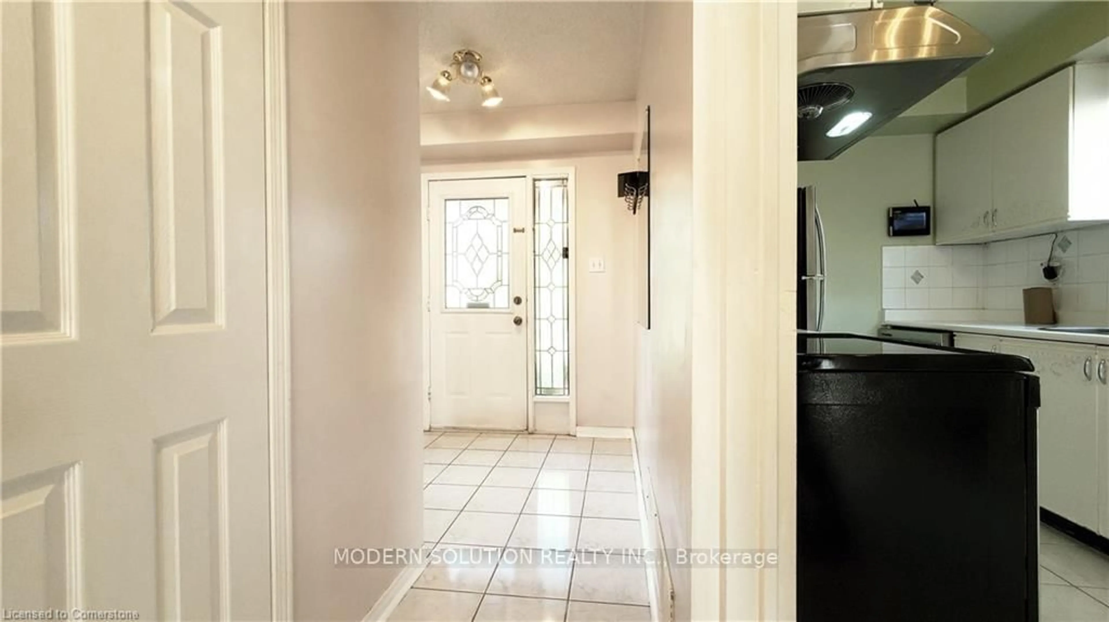 Indoor entryway for 20 Wallingford Crt, Brampton Ontario L6Y 4V7