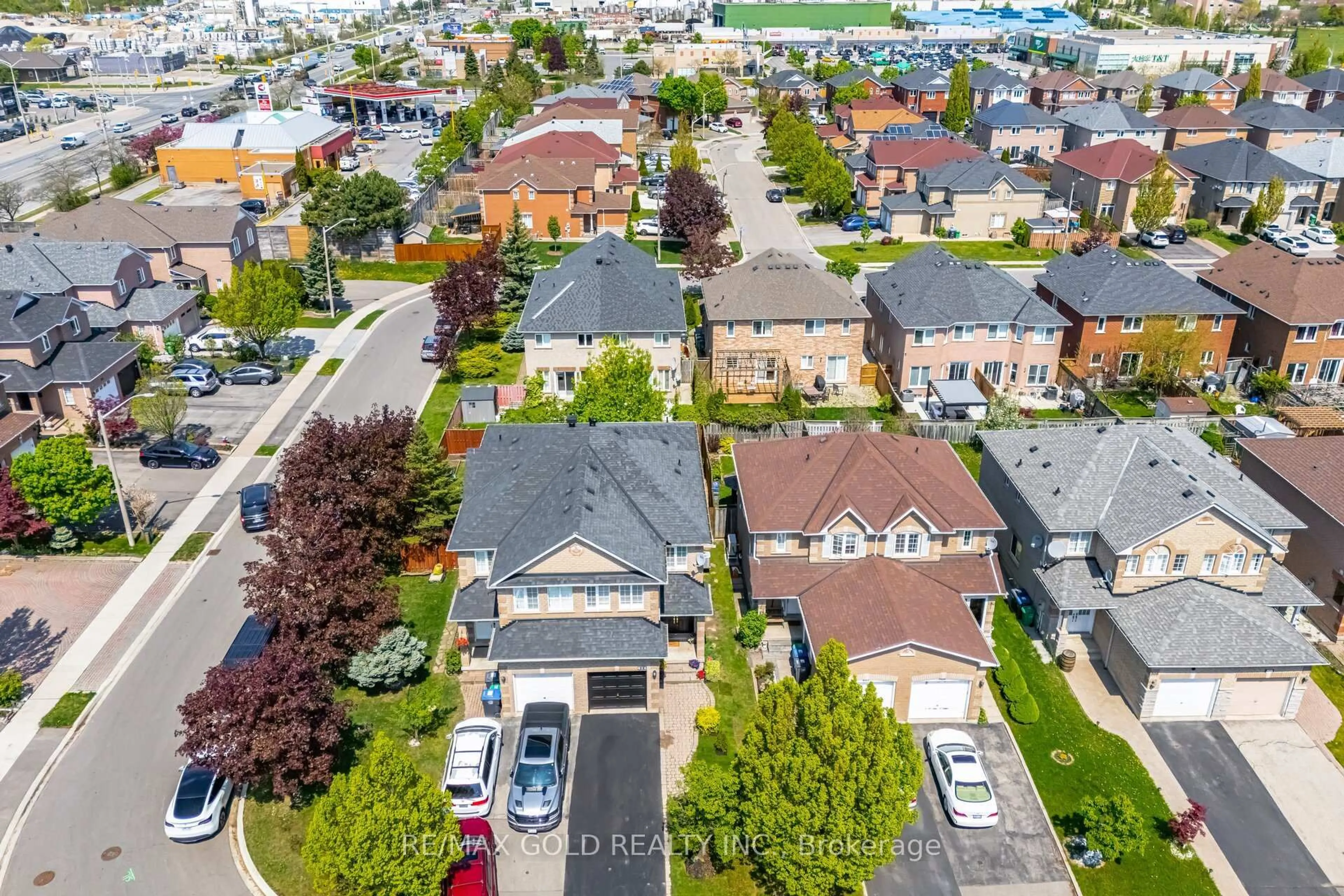 A pic from outside/outdoor area/front of a property/back of a property/a pic from drone, street for 614 Summer Park Cres, Mississauga Ontario L5B 4E9
