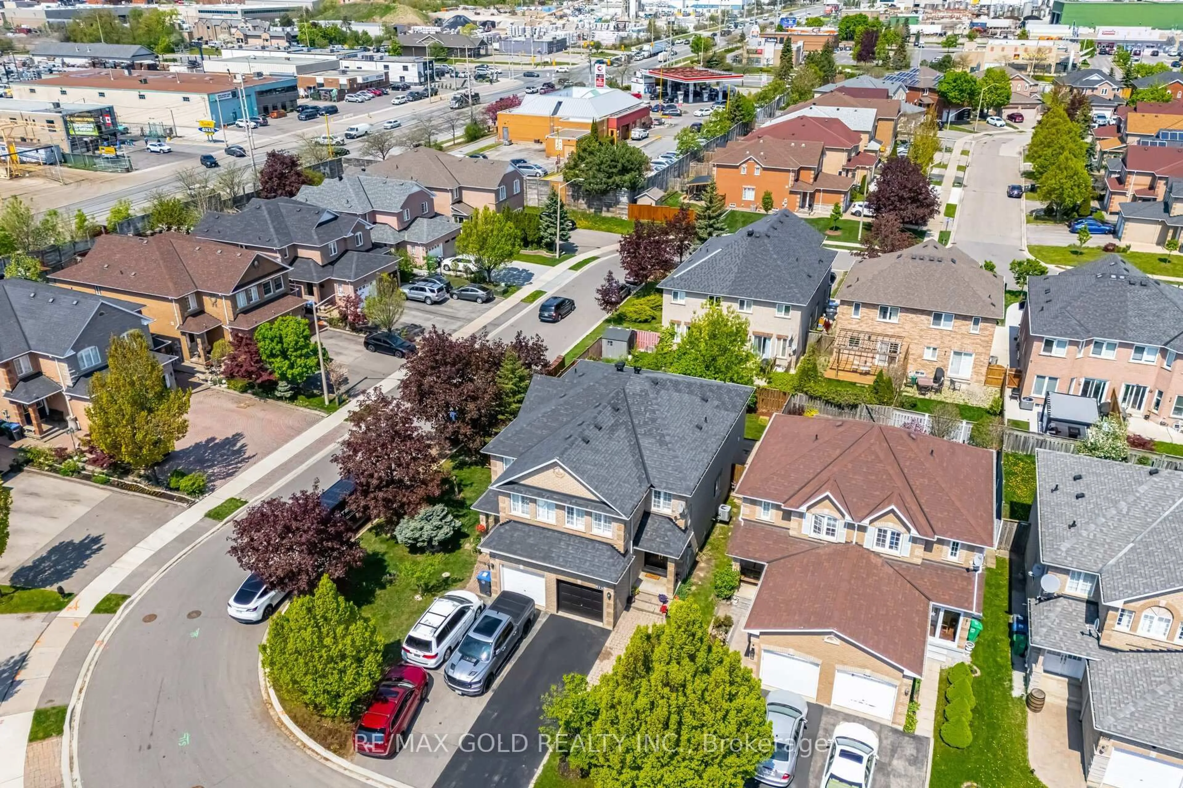 A pic from outside/outdoor area/front of a property/back of a property/a pic from drone, street for 614 Summer Park Cres, Mississauga Ontario L5B 4E9
