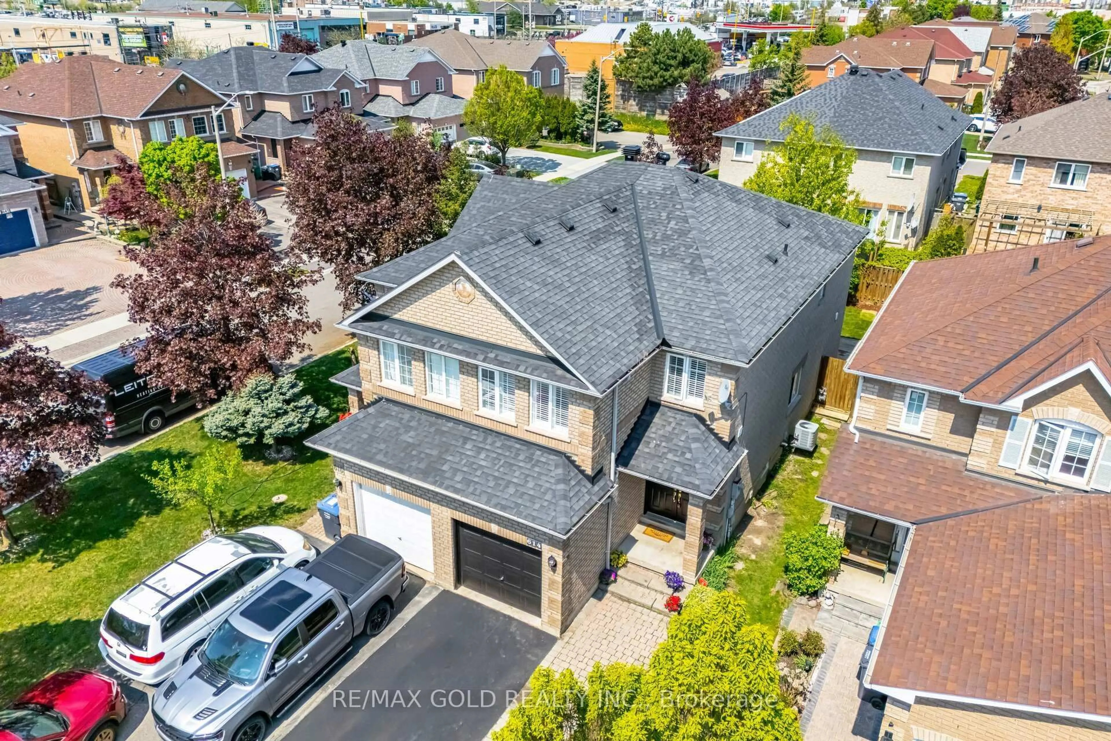 A pic from outside/outdoor area/front of a property/back of a property/a pic from drone, street for 614 Summer Park Cres, Mississauga Ontario L5B 4E9