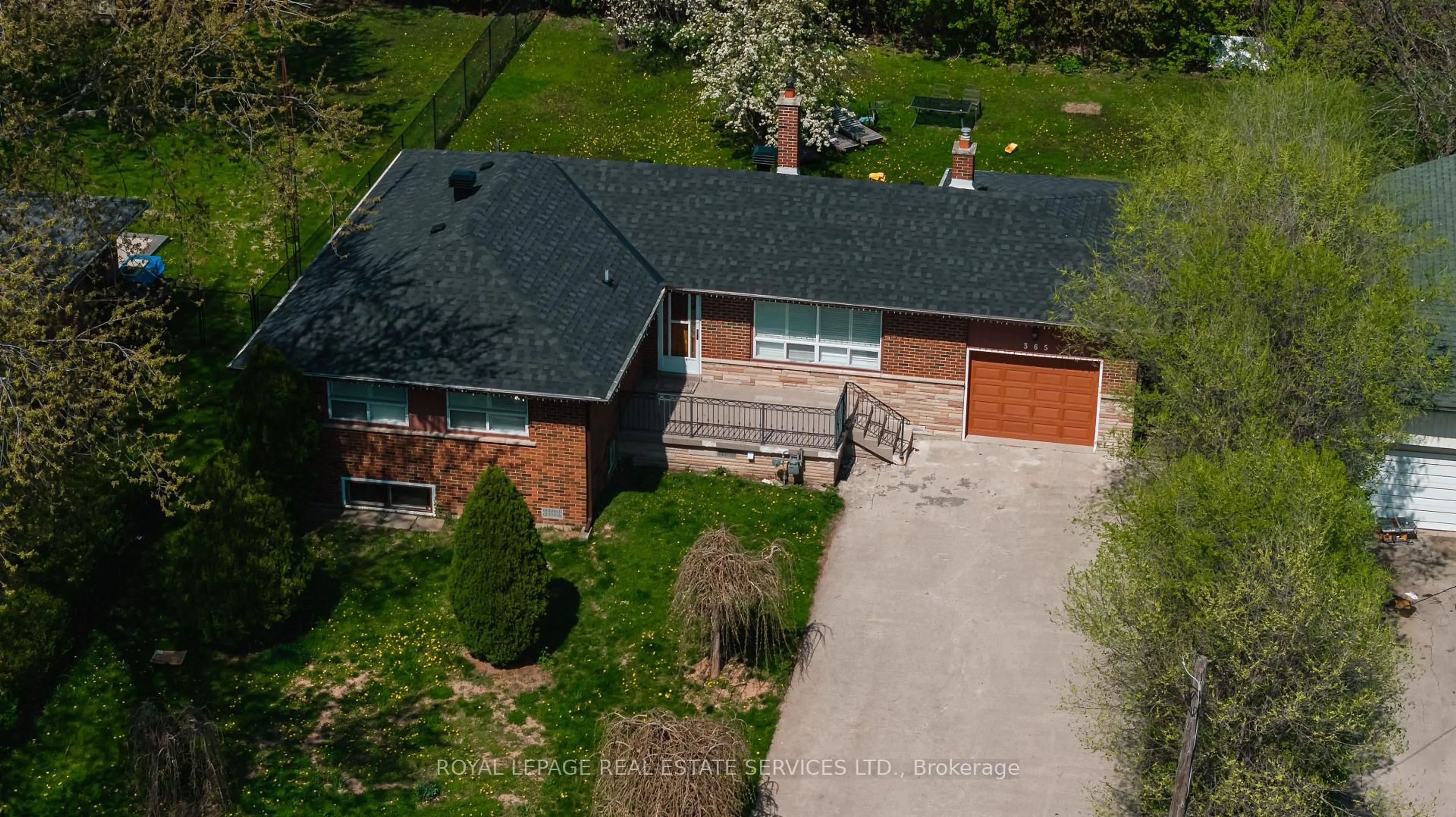 A pic from outside/outdoor area/front of a property/back of a property/a pic from drone, street for 365 Sandhurst Dr, Oakville Ontario L6L 4L1