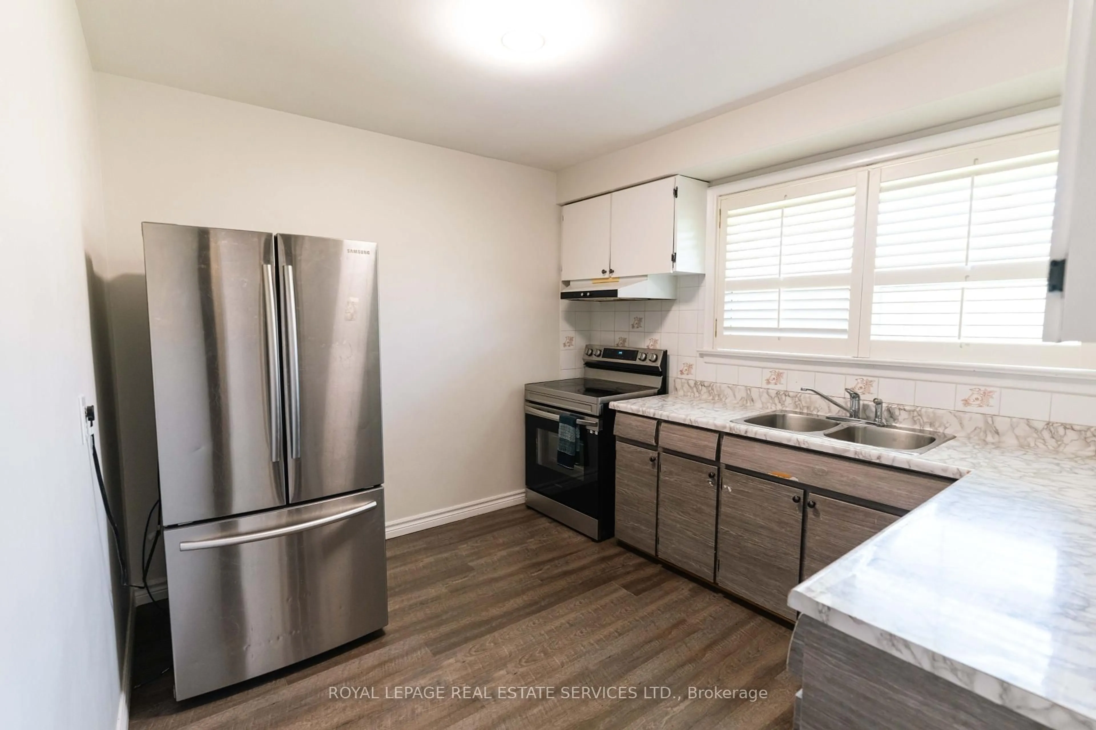 Standard kitchen, unknown for 365 Sandhurst Dr, Oakville Ontario L6L 4L1