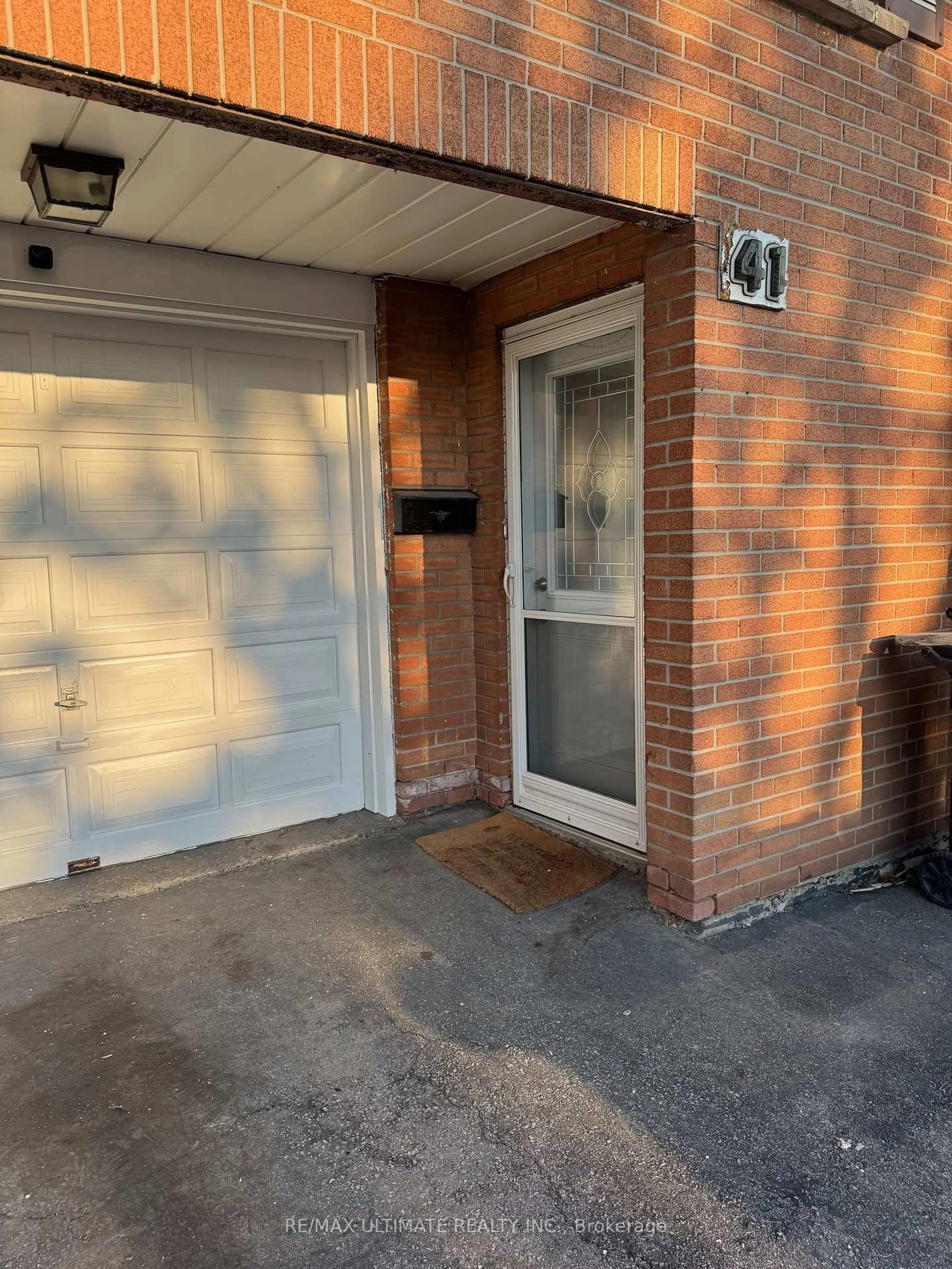 Indoor entryway for 41 Clarion Dr, Toronto Ontario M9R 3Y4