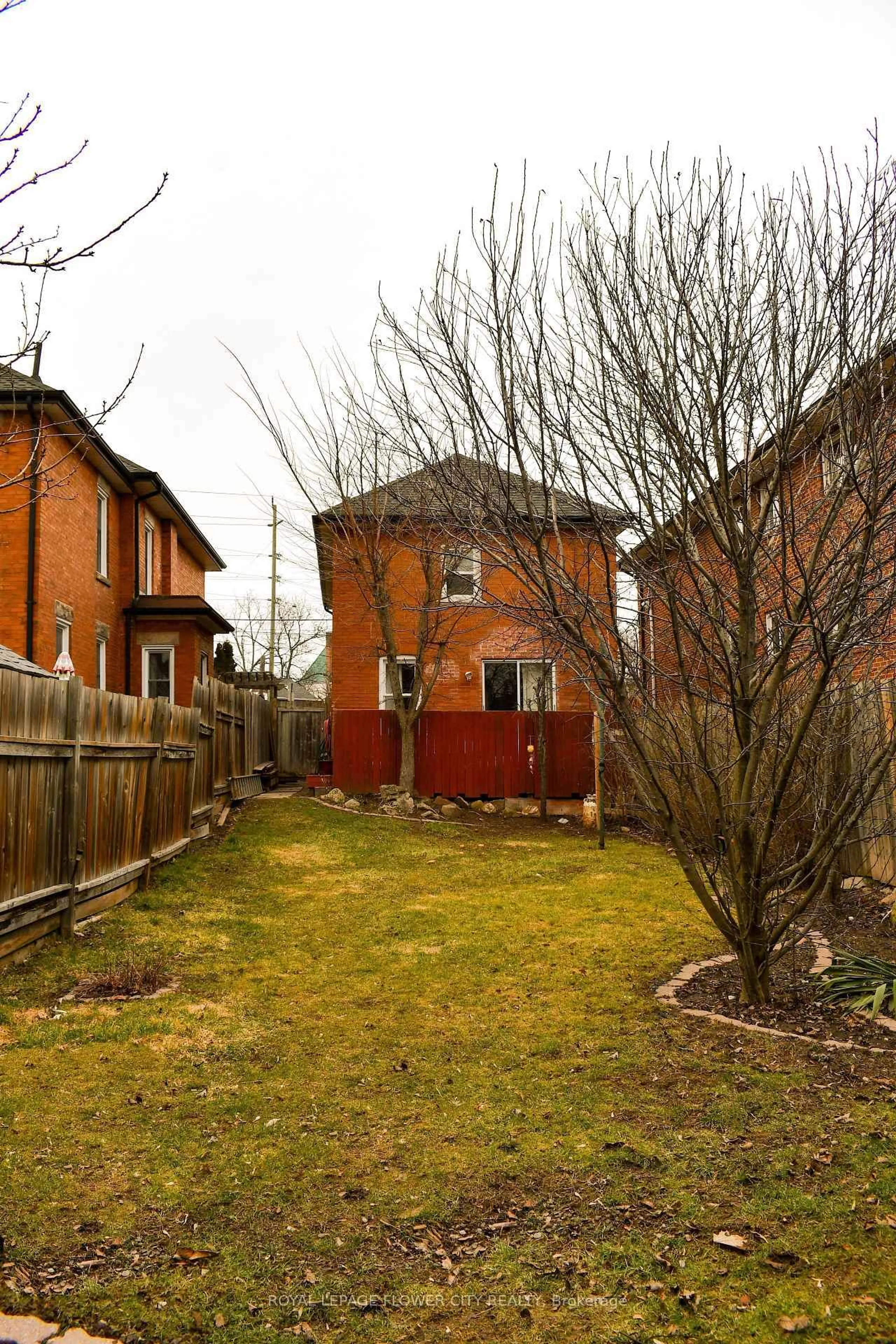 A pic from outside/outdoor area/front of a property/back of a property/a pic from drone, street for 4 Main St, Halton Hills Ontario L7G 3G5