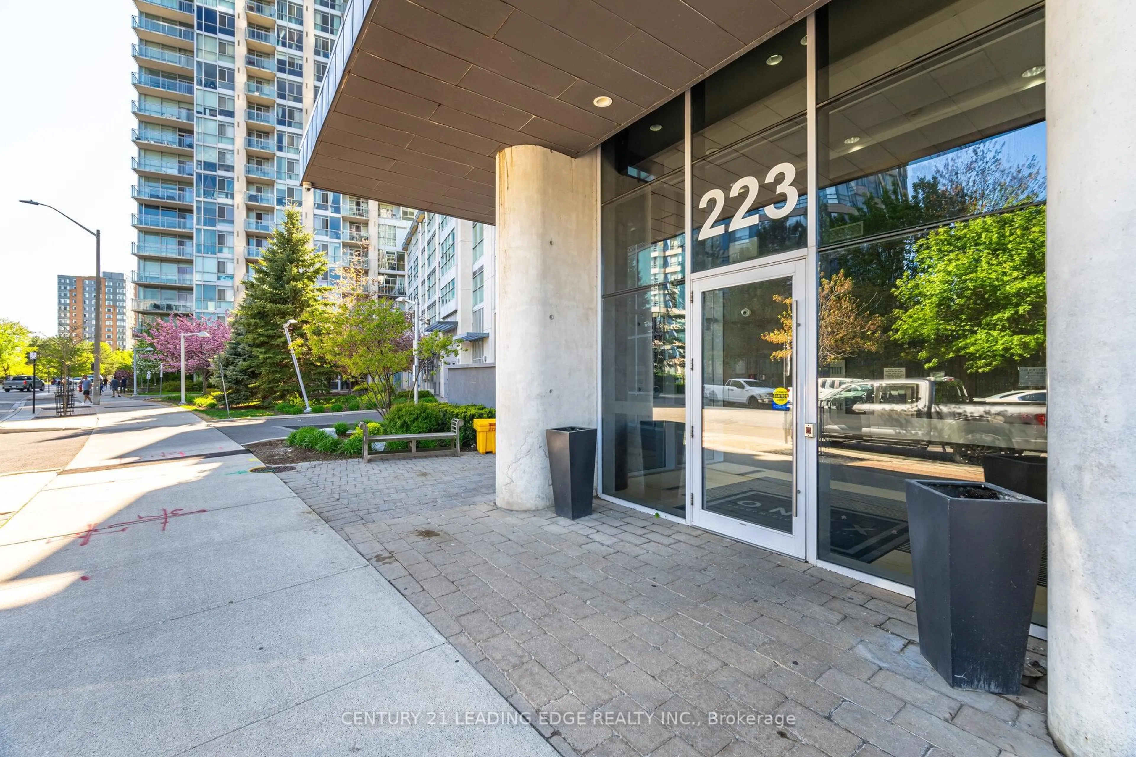 Indoor foyer for 223 Webb Dr #201, Mississauga Ontario L5B 0E8
