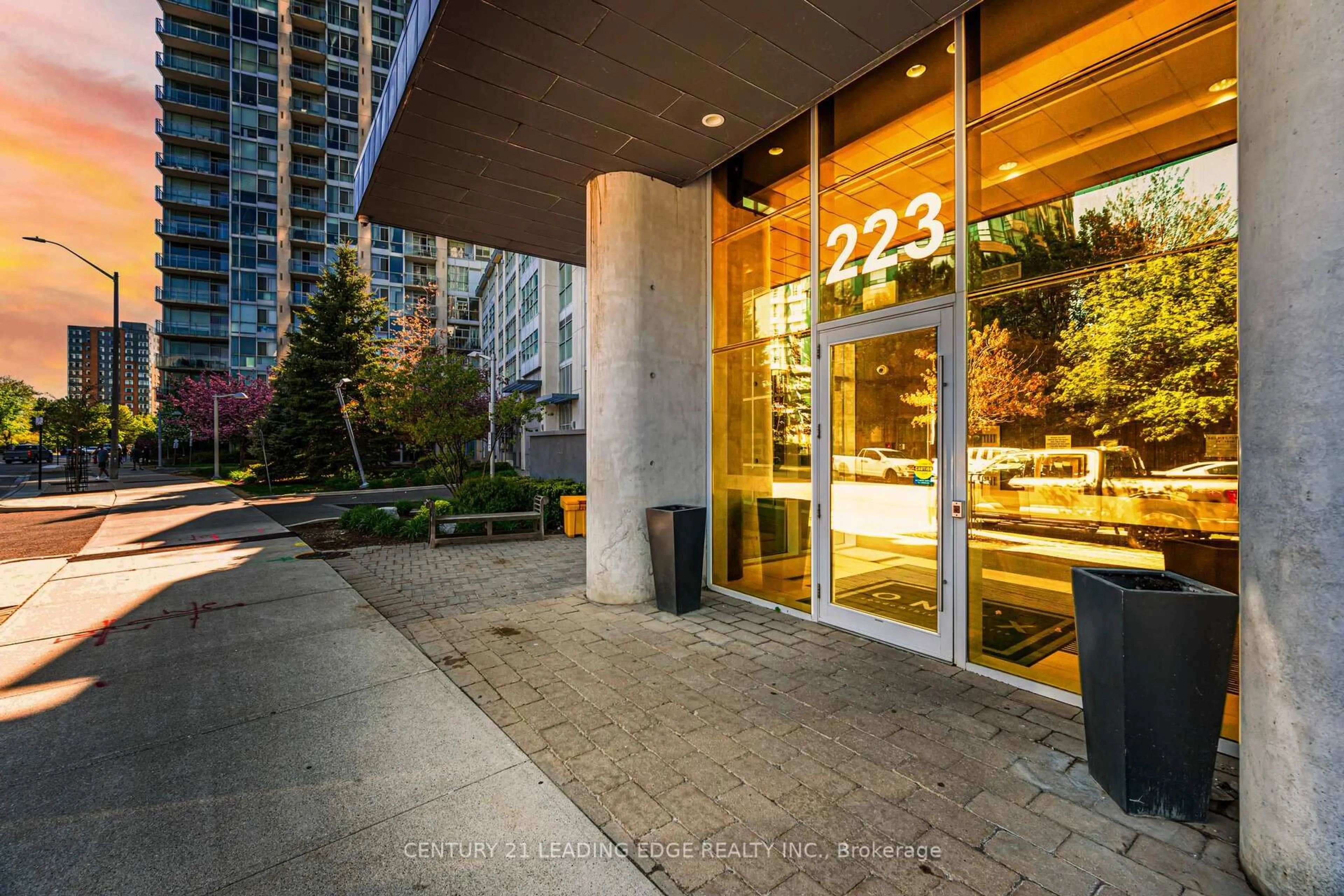 Patio, street for 223 Webb Dr #201, Mississauga Ontario L5B 0E8
