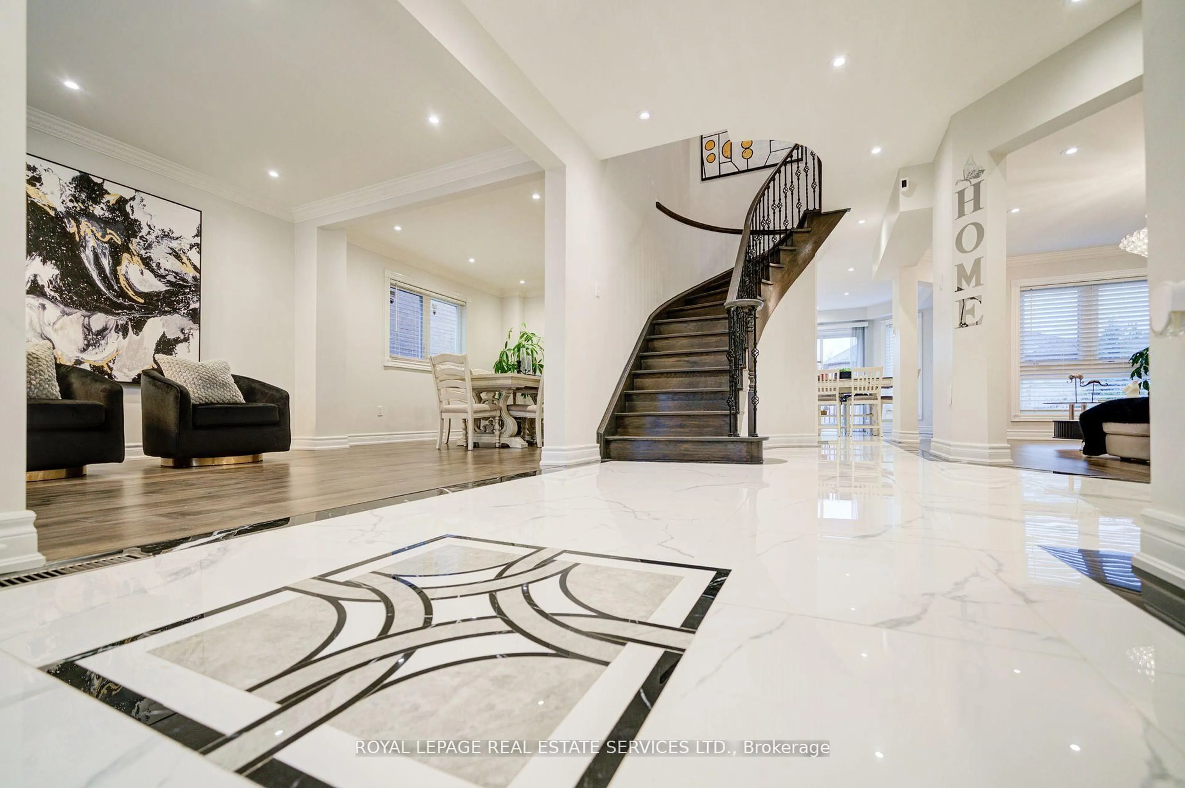Indoor foyer for 5202 Buttermill Crt, Mississauga Ontario L5V 1S4