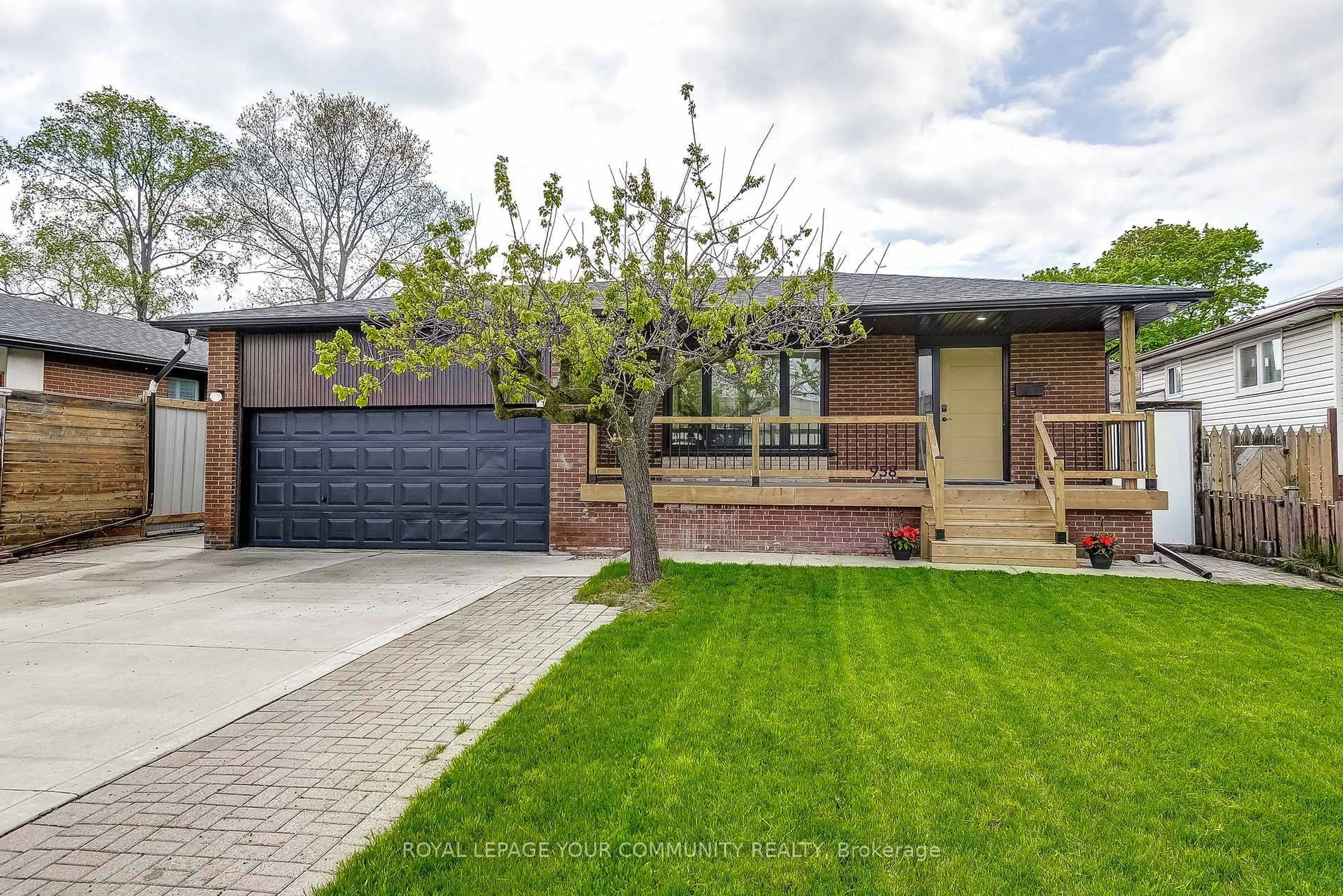 Home with brick exterior material, street for 958 South Service Rd, Mississauga Ontario L5E 1V1