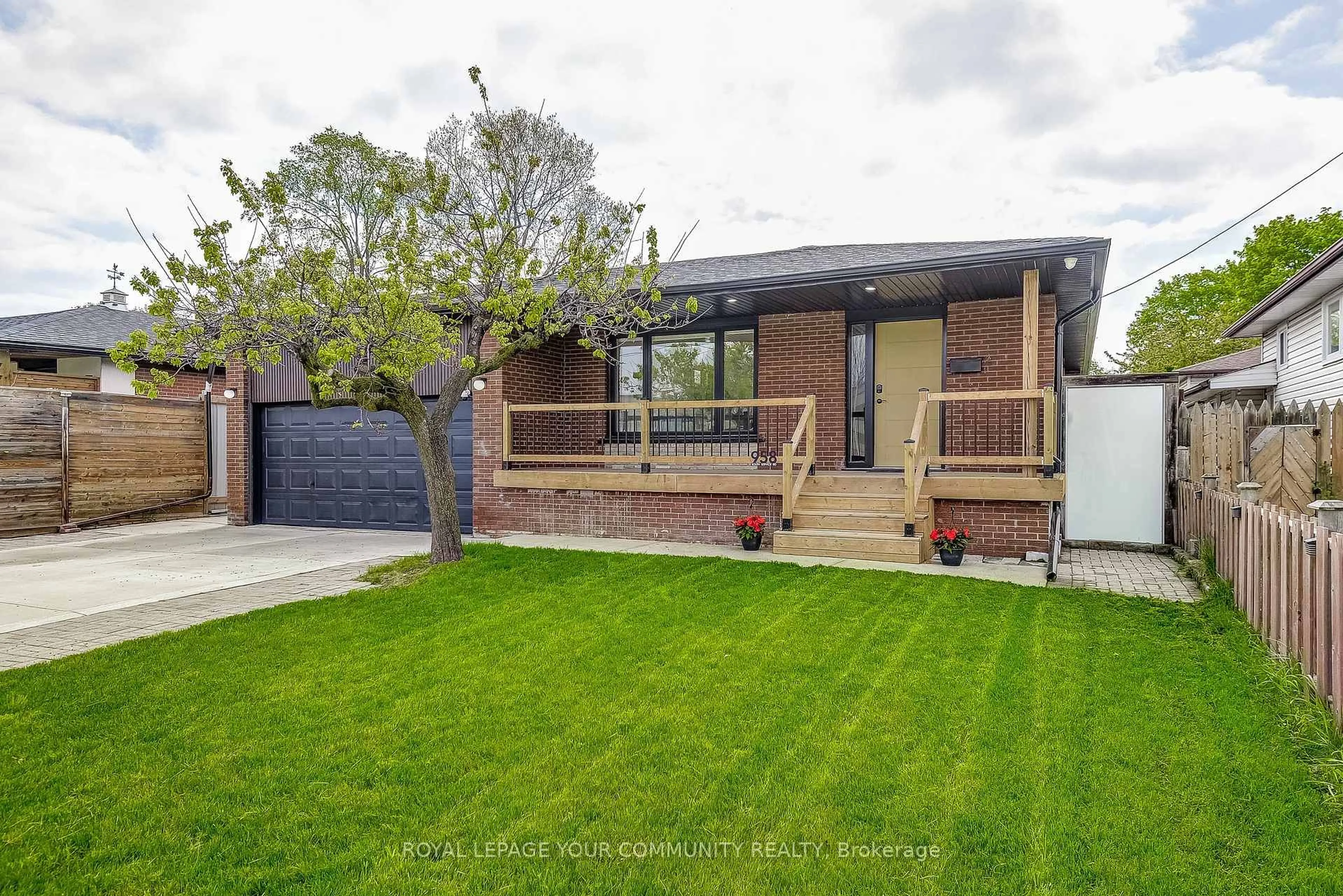 Home with brick exterior material, street for 958 South Service Rd, Mississauga Ontario L5E 1V1