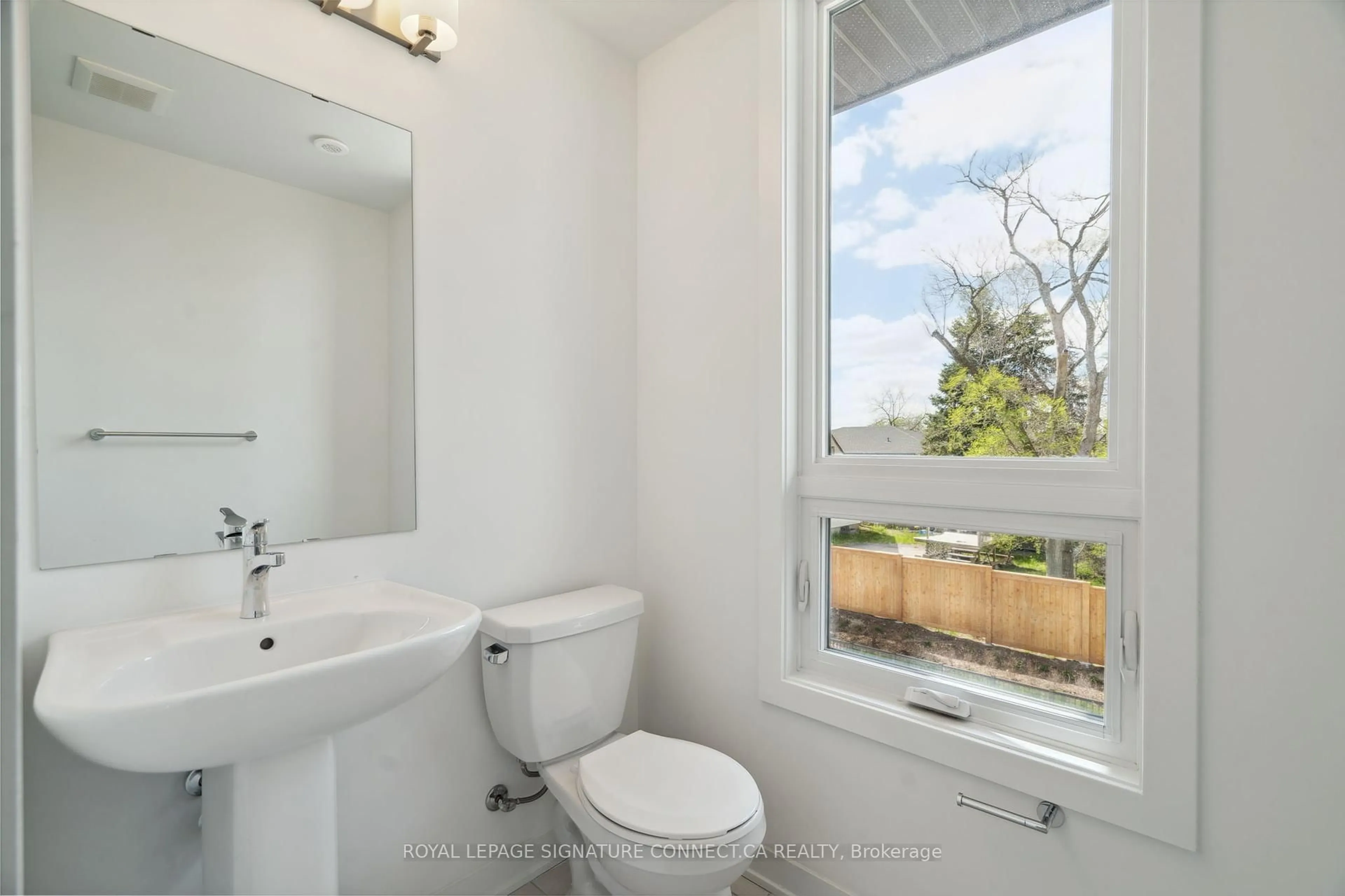 Standard bathroom, ceramic/tile floor for 4045 Hickory Dr #19, Mississauga Ontario L4W 1L1