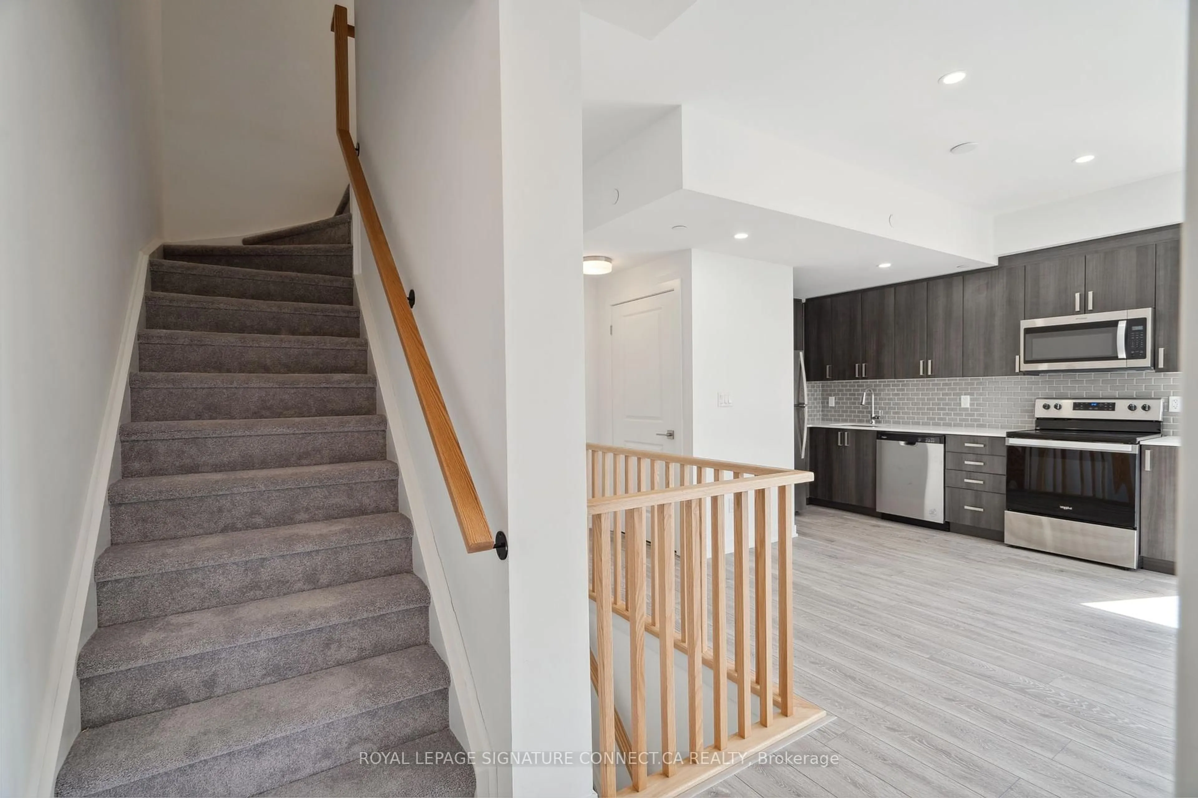 Stairs for 4045 Hickory Dr #19, Mississauga Ontario L4W 1L1