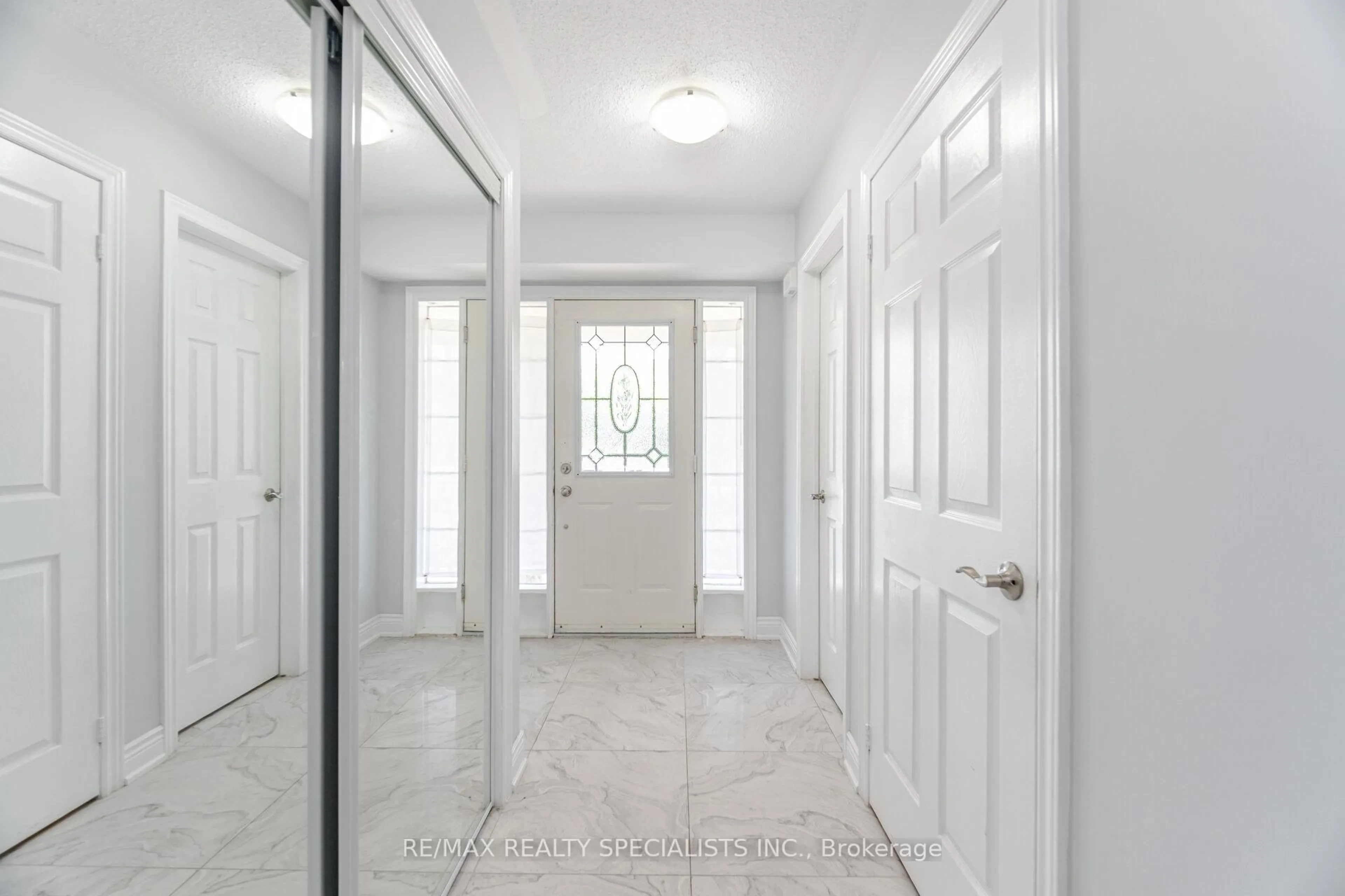 Indoor entryway for 44 Deforest Dr, Brampton Ontario L7A 2Y1