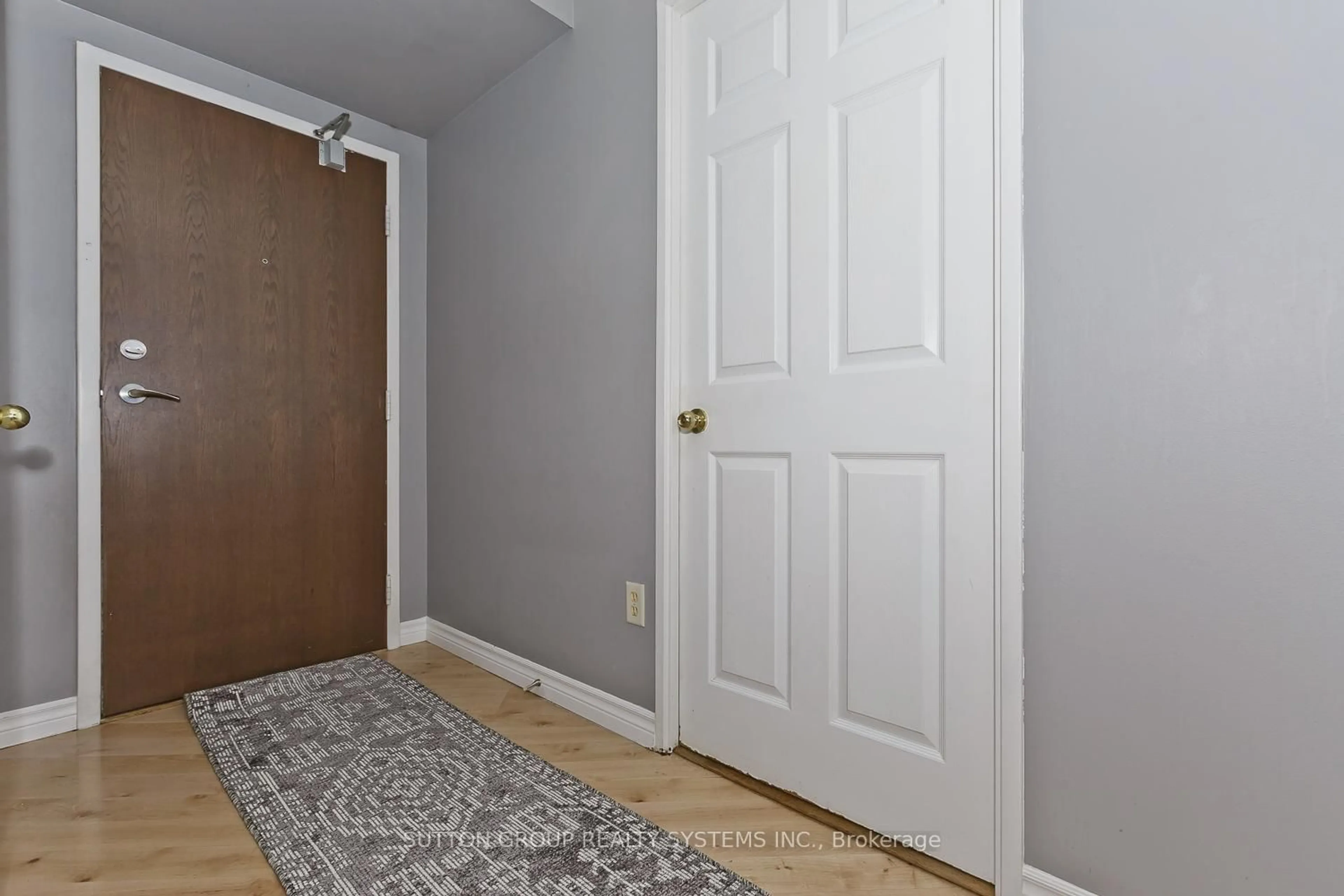 Indoor entryway for 50 Kingsbridge Garden Circ #910, Mississauga Ontario L5R 1Y2
