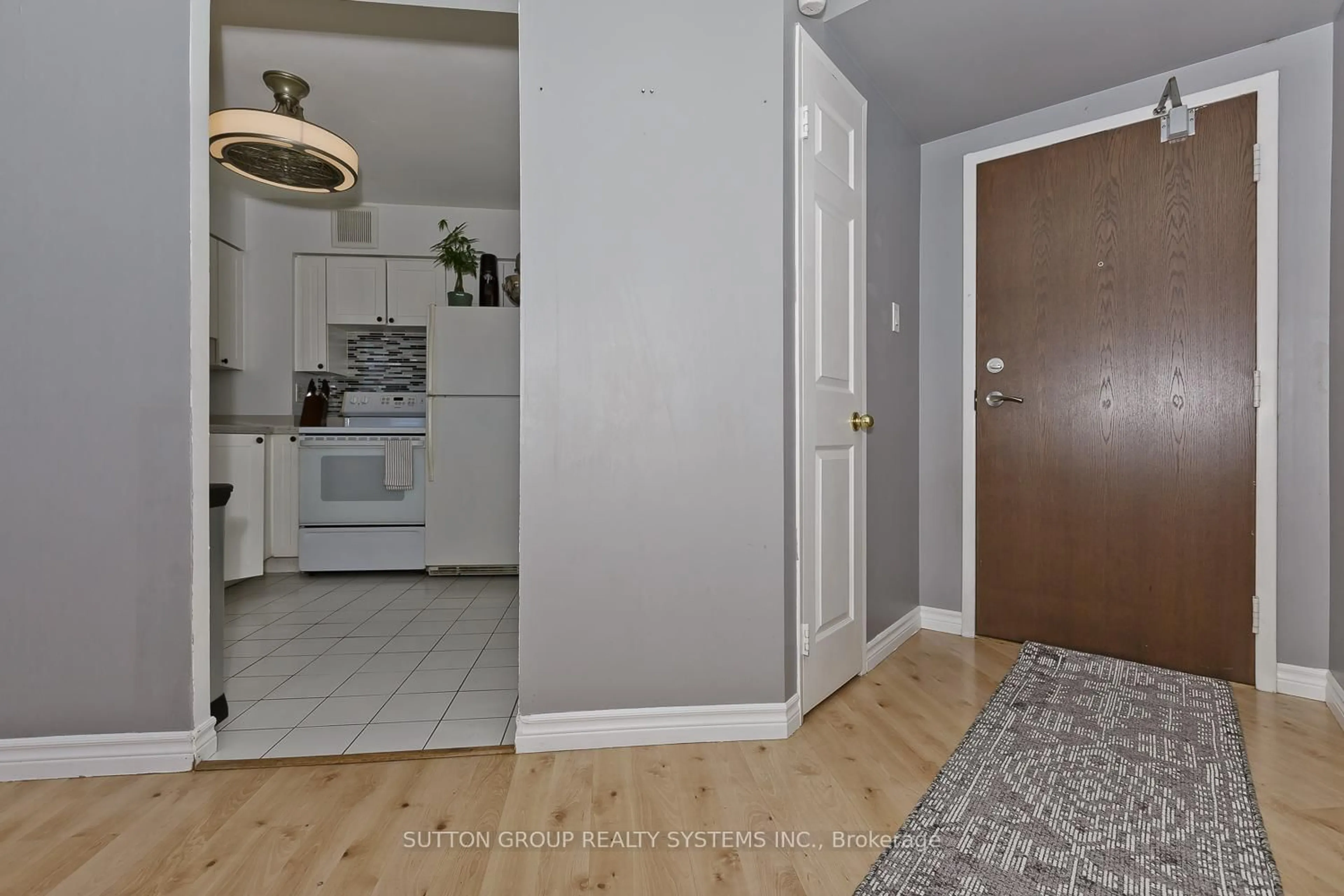 Indoor entryway for 50 Kingsbridge Garden Circ #910, Mississauga Ontario L5R 1Y2