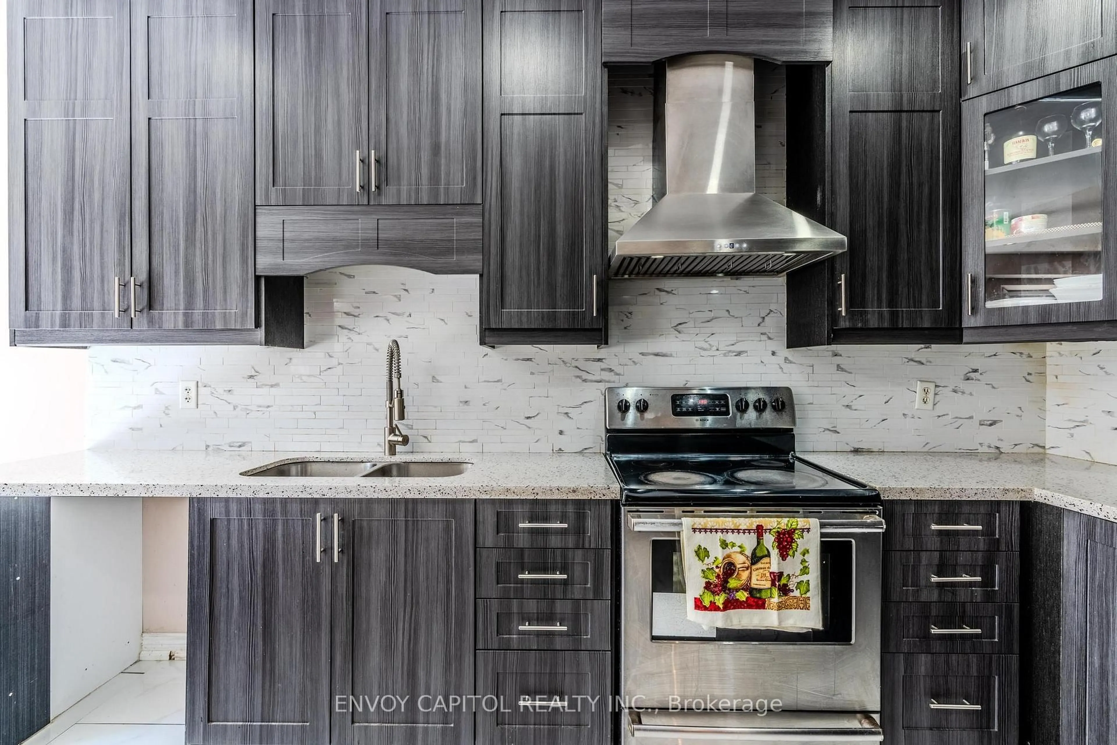 Contemporary kitchen, ceramic/tile floor for 6 Sparkling Pl, Brampton Ontario L6R 2W9
