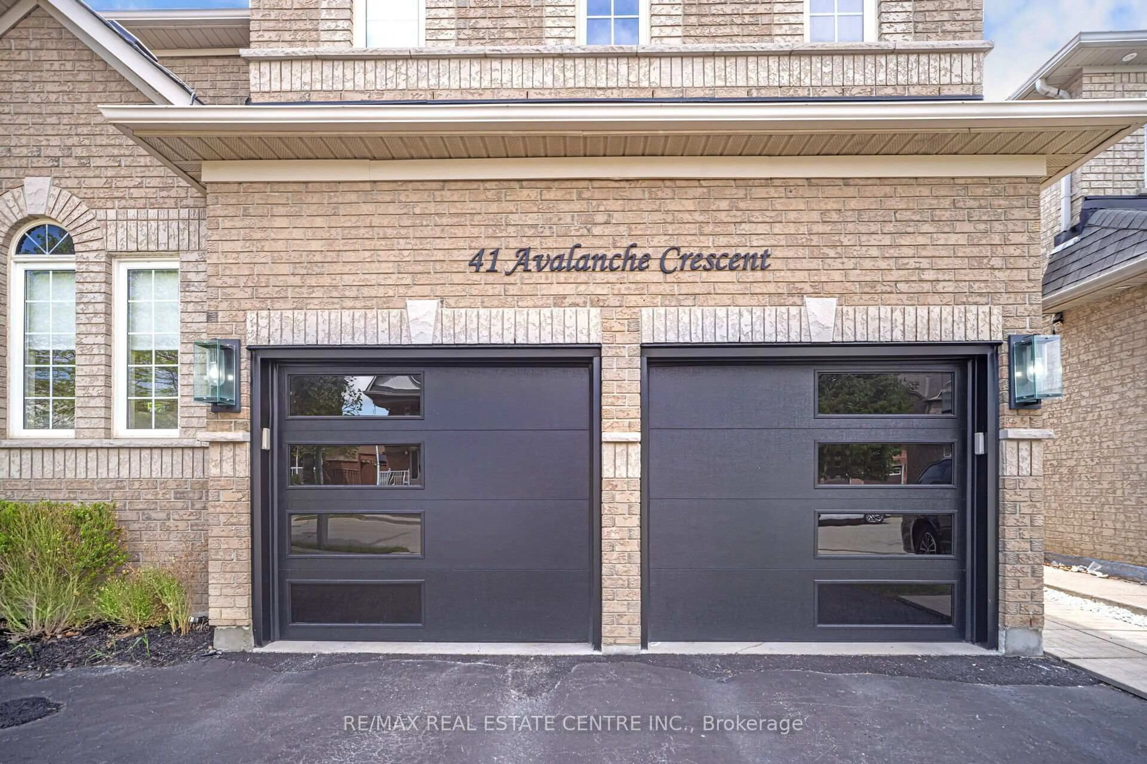 Indoor garage for 41 Avalanche Cres, Brampton Ontario L6P 1L8