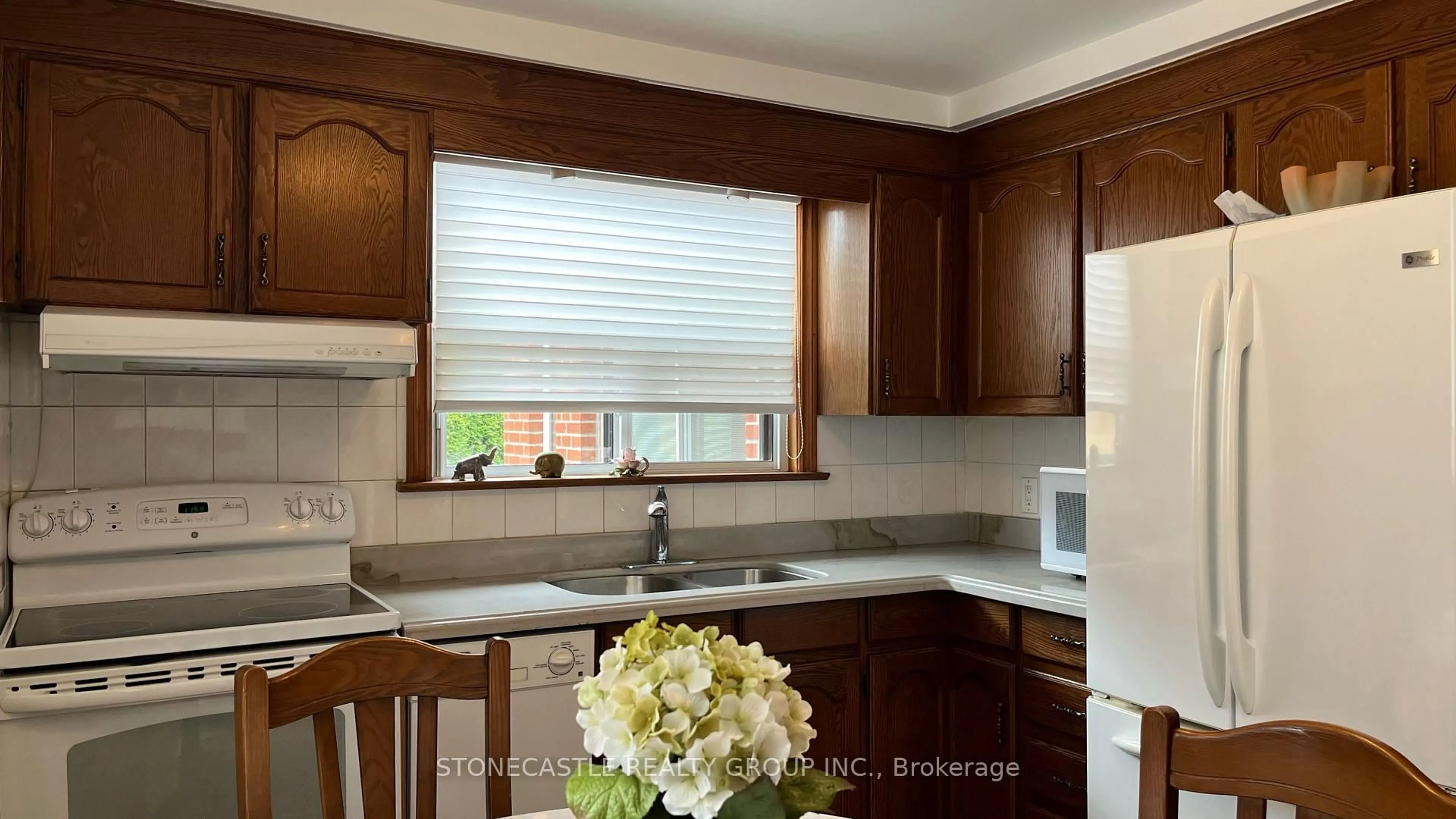 Standard kitchen, unknown for 23 Quinan Dr, Toronto Ontario M6L 1E8