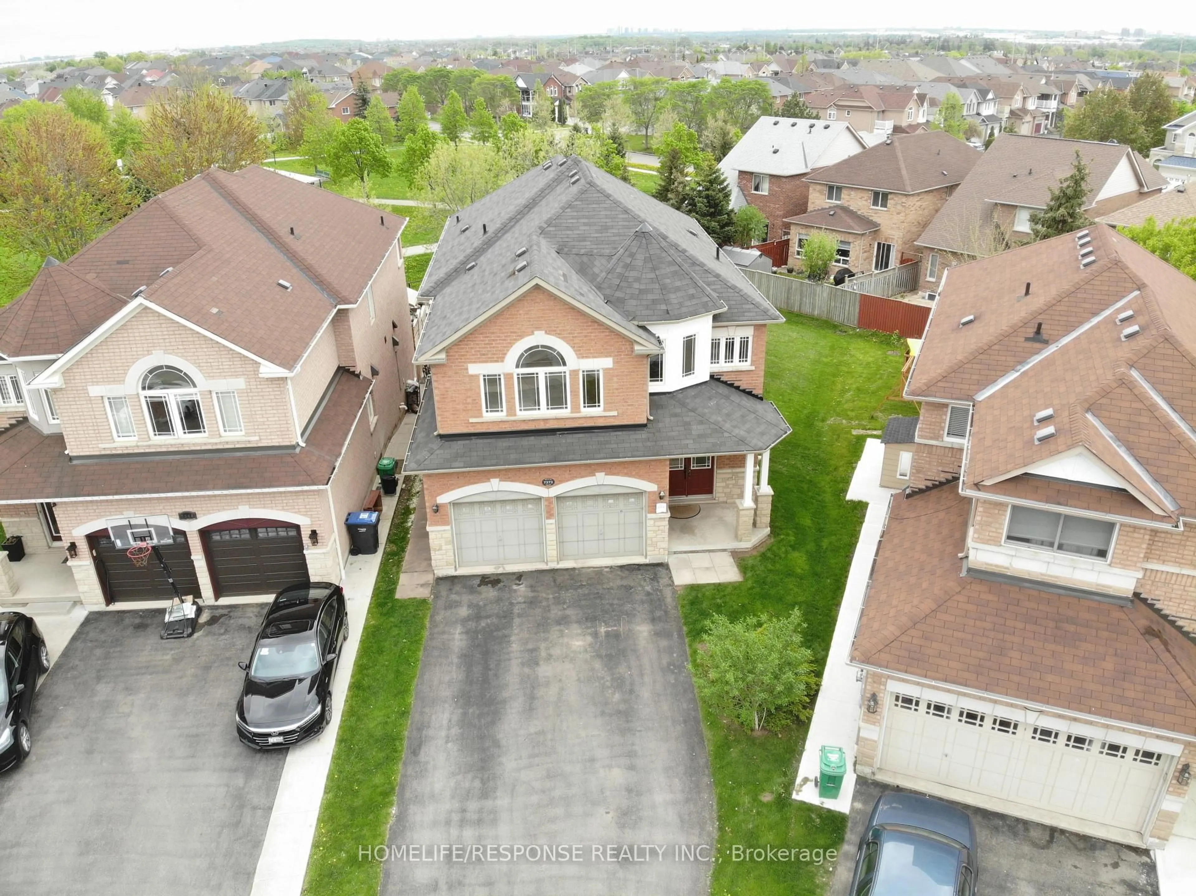 A pic from outside/outdoor area/front of a property/back of a property/a pic from drone, street for 7272 MILANO Crt, Mississauga Ontario L5W 0A2