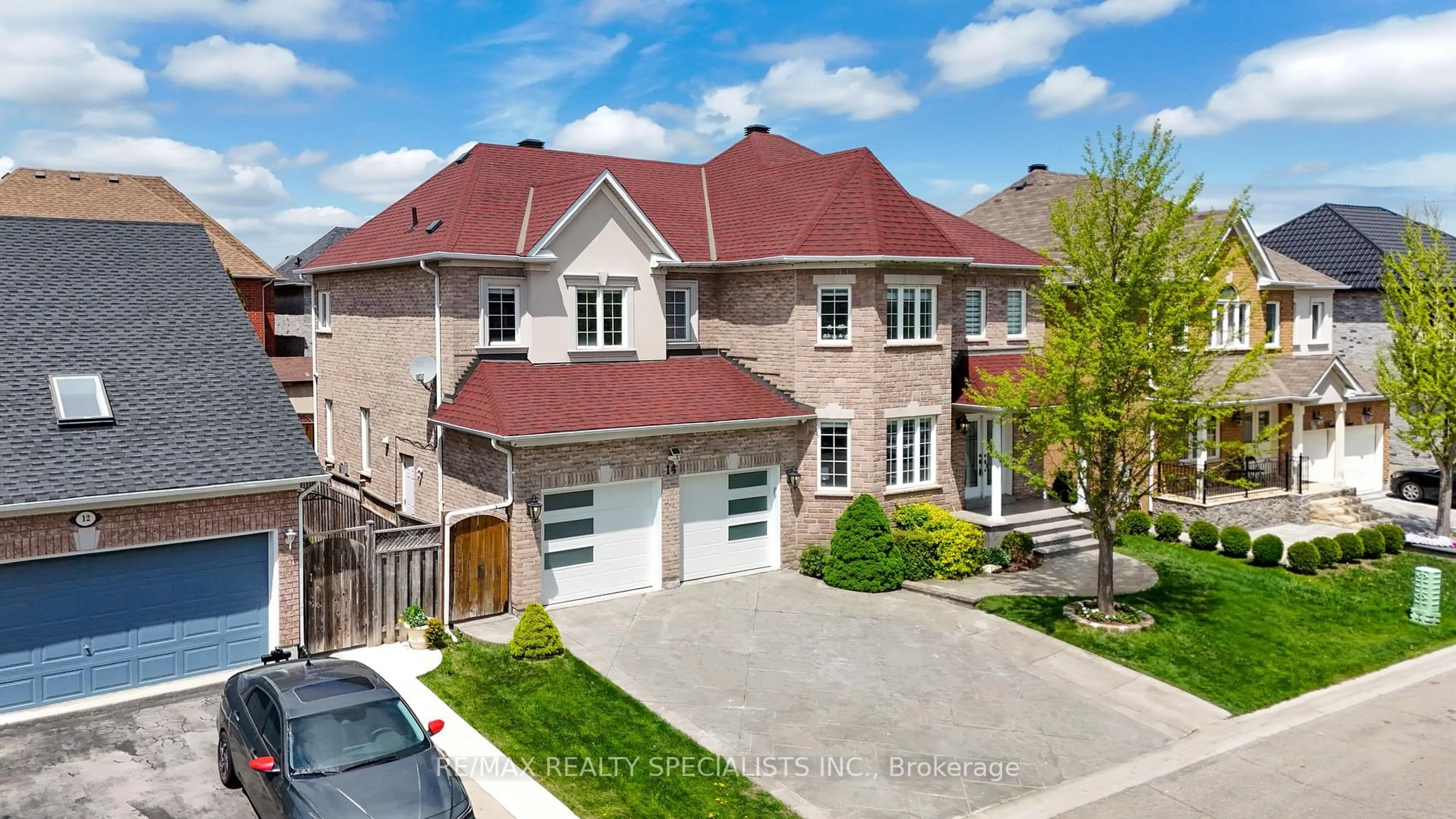 A pic from outside/outdoor area/front of a property/back of a property/a pic from drone, street for 14 Banks Dr, Brampton Ontario L6P 1C7