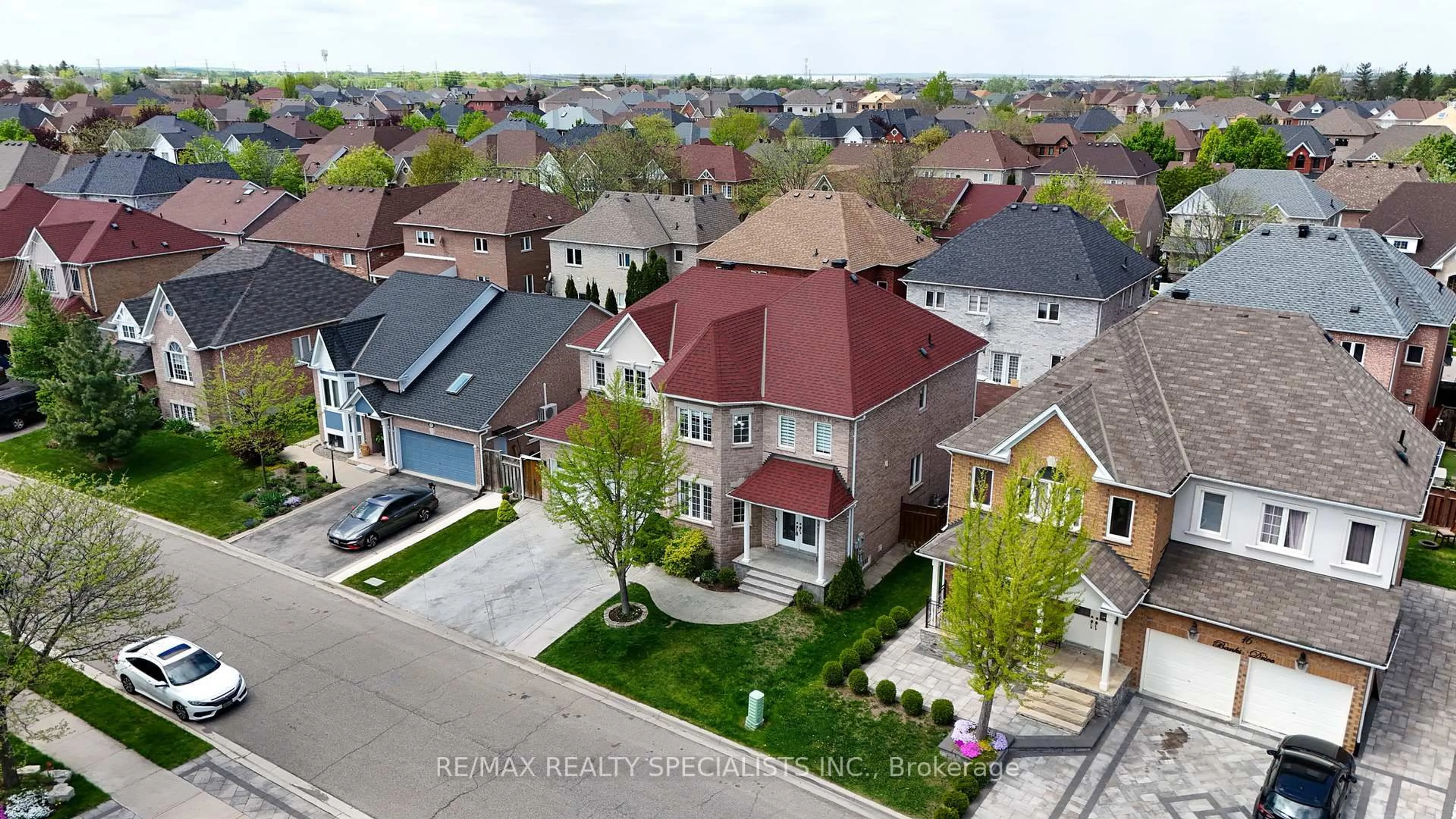 A pic from outside/outdoor area/front of a property/back of a property/a pic from drone, street for 14 Banks Dr, Brampton Ontario L6P 1C7