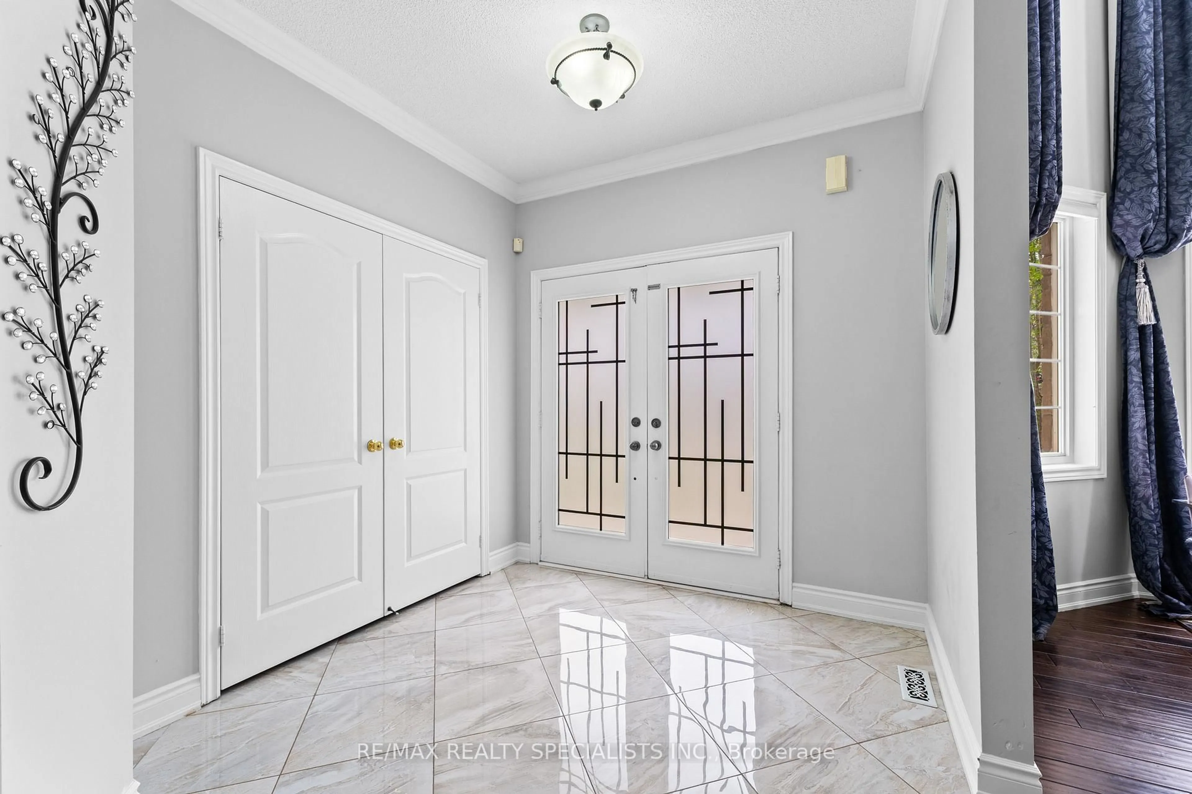 Indoor entryway for 14 Banks Dr, Brampton Ontario L6P 1C7