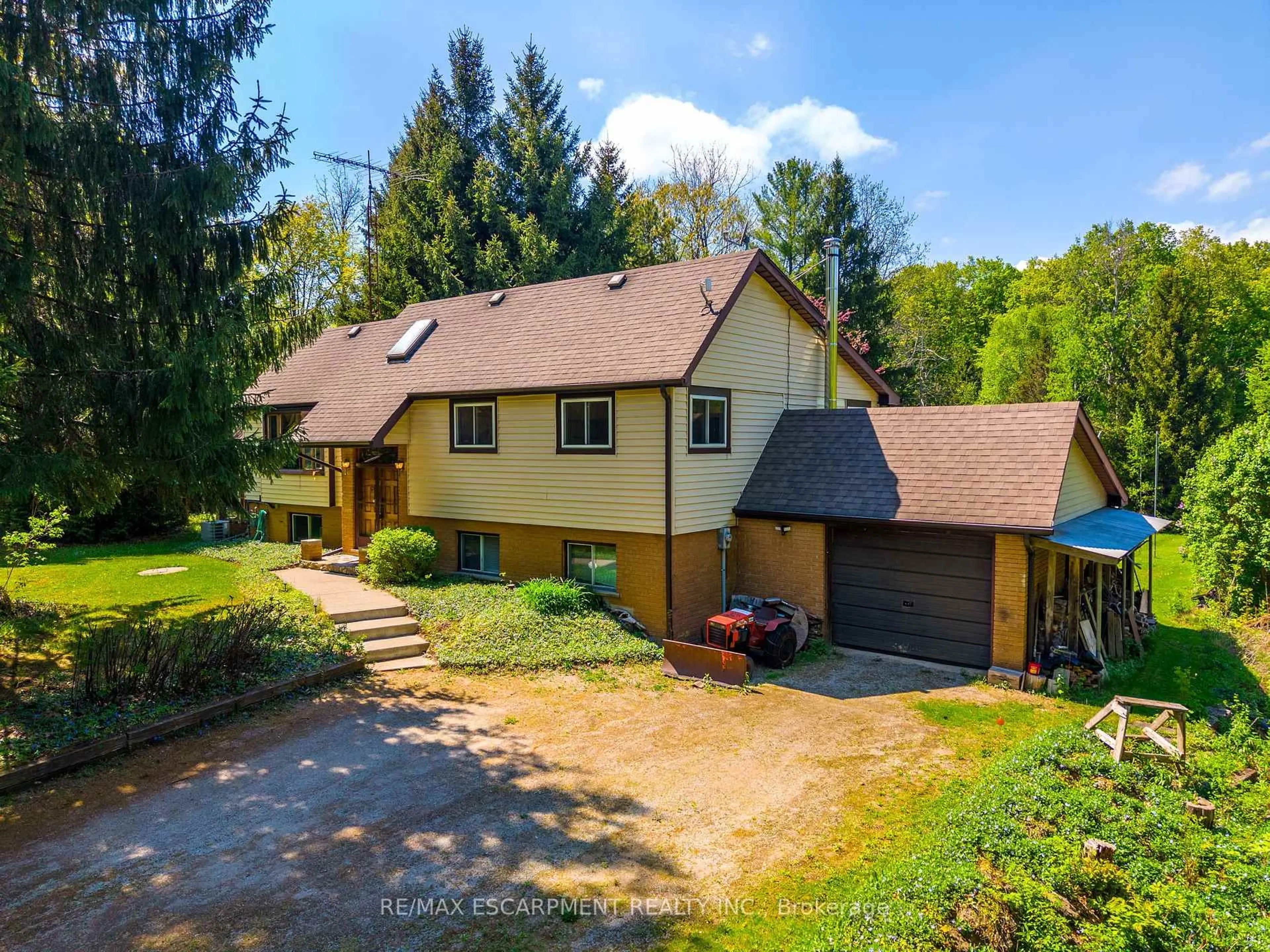 A pic from outside/outdoor area/front of a property/back of a property/a pic from drone, street for 1215 Derry Rd, Milton Ontario L0P 1B0